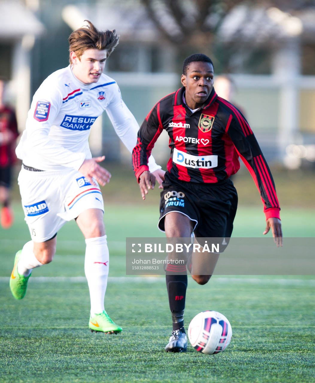 Brommapojkarnas Joel Asoro (röd/svart) U17 lag mot