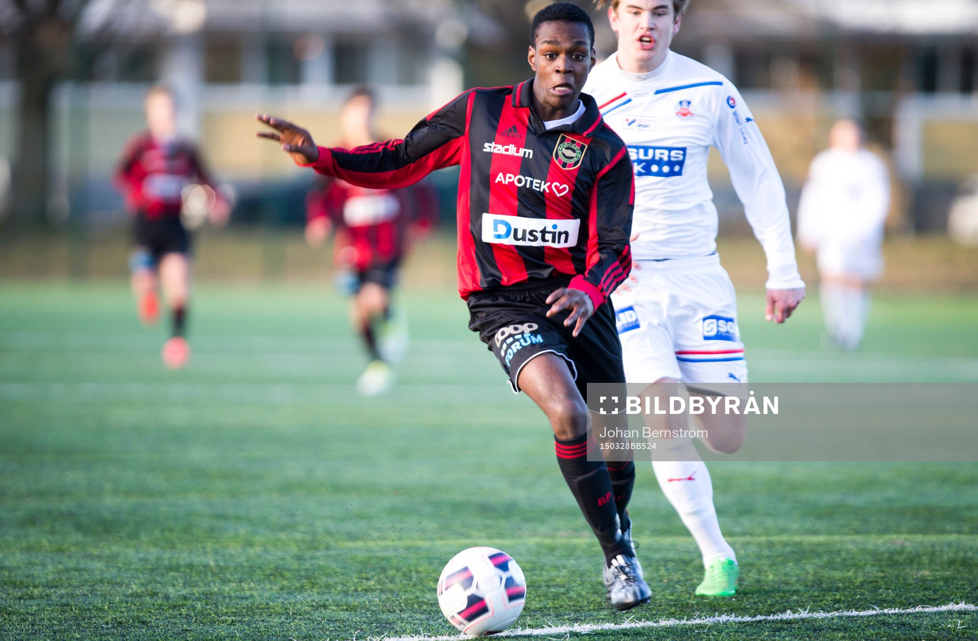 Brommapojkarnas Joel Asoro (röd/svart) U17 lag mot Helsingborg (vitt) under ligacupens semifinaler i fotboll den 28 mars 2015 i Örebro.
