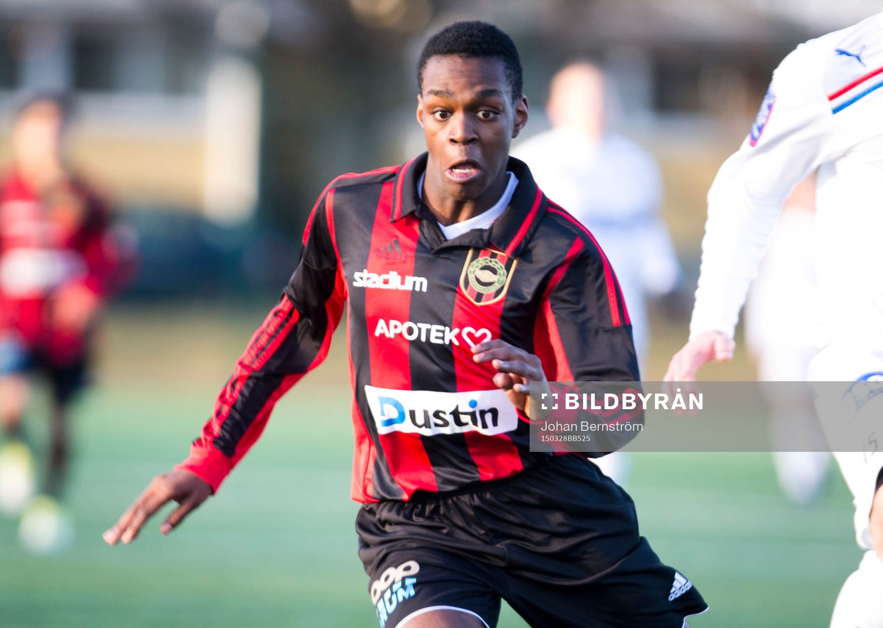 Brommapojkarnas Joel Asoro (röd/svart) U17 lag mot