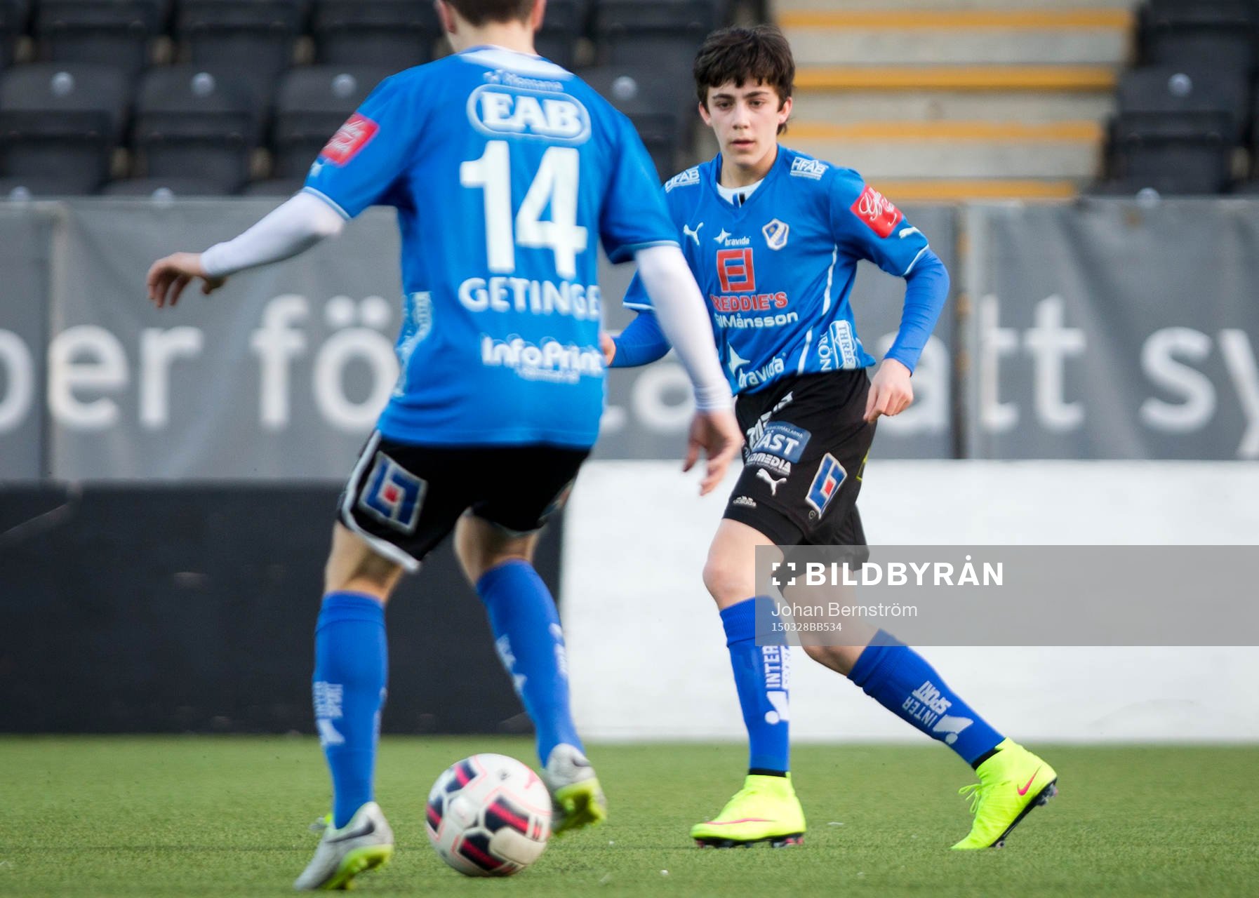 Örebro U17 (vitt) mot Halmstad U17 (blått)