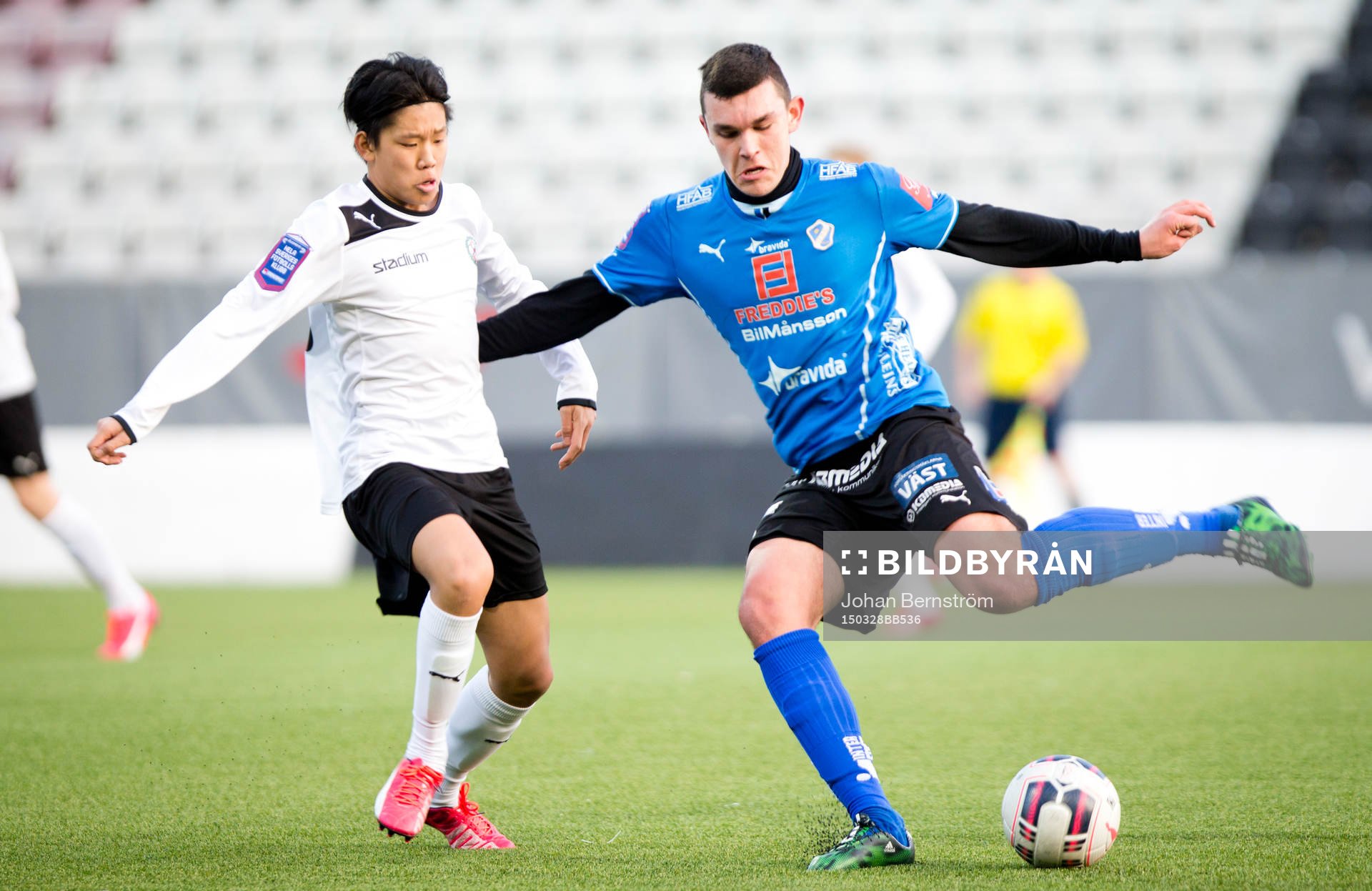 Martin Trinh, Örebro U17 (vitt) mot Halmstad U17 (blått) under ligacupens semifinaler i fotboll den 28 mars 2015 i Örebro.
