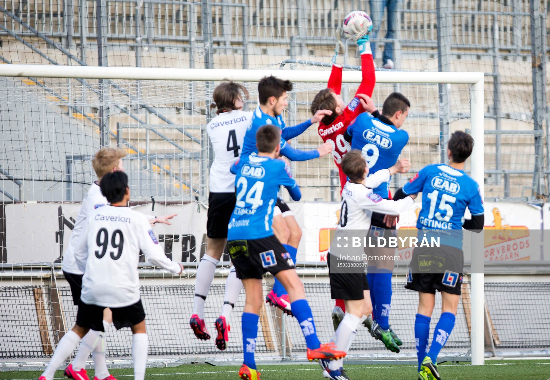 Örebros målvakt Gustav Frank (rött) mot Halmstad U17 (blått) under ligacupens semifinaler i fotboll den 28 mars 2015 i Örebro.
