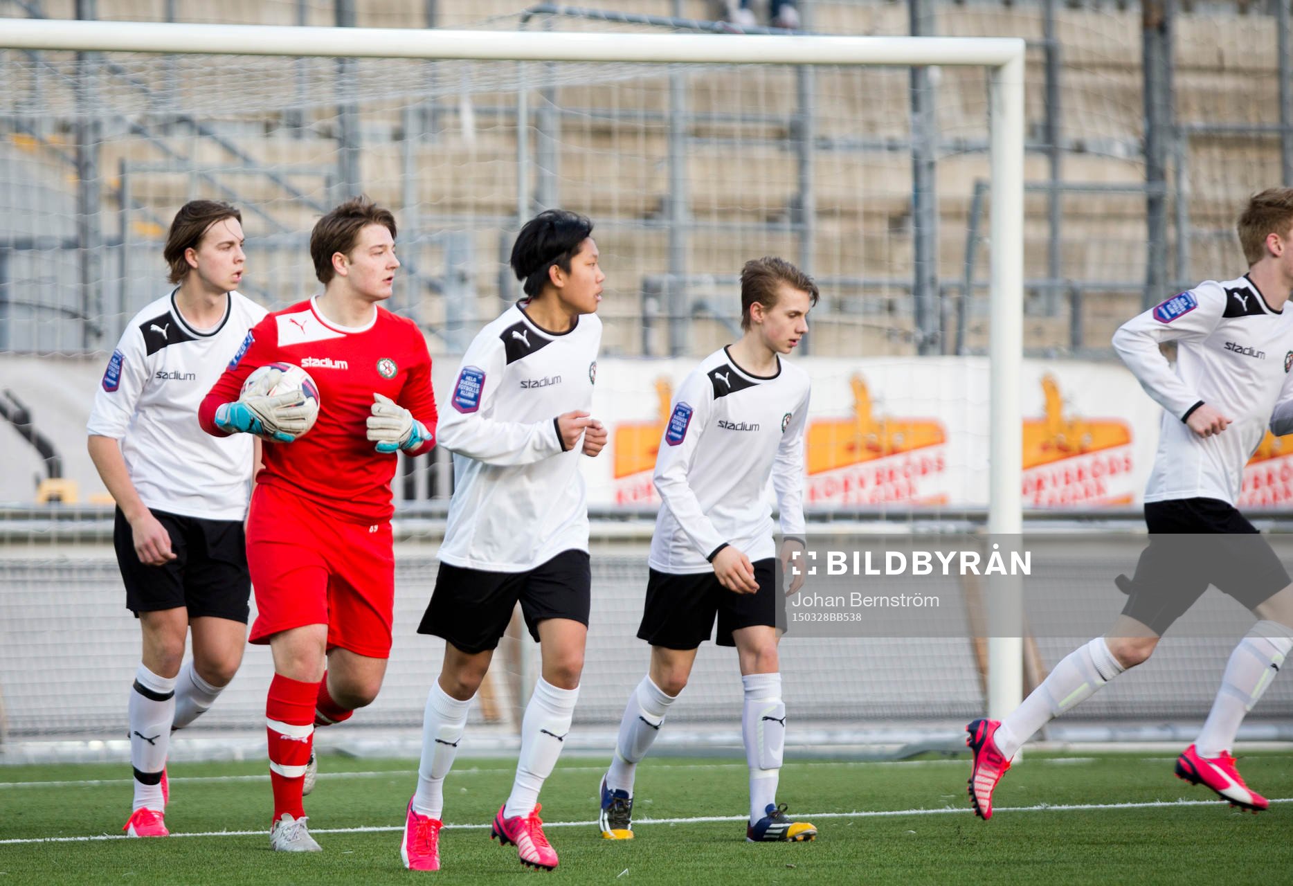 Alex Hanhe, Gustav Frank, målvakt, Martin Trinh, Oliver Kårhed Örebros U17 (rött) mot Halmstad U17 (blått) under ligacupens semifinaler i fotboll den 28 mars 2015 i Örebro.