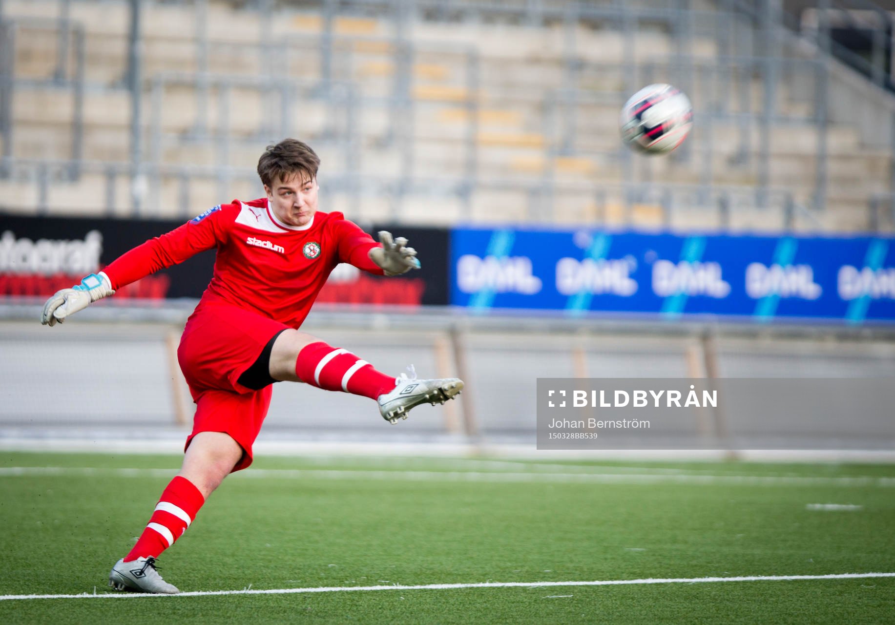 Örebros målvakt Gustav Frank, U17 (rött) mot Halmstad