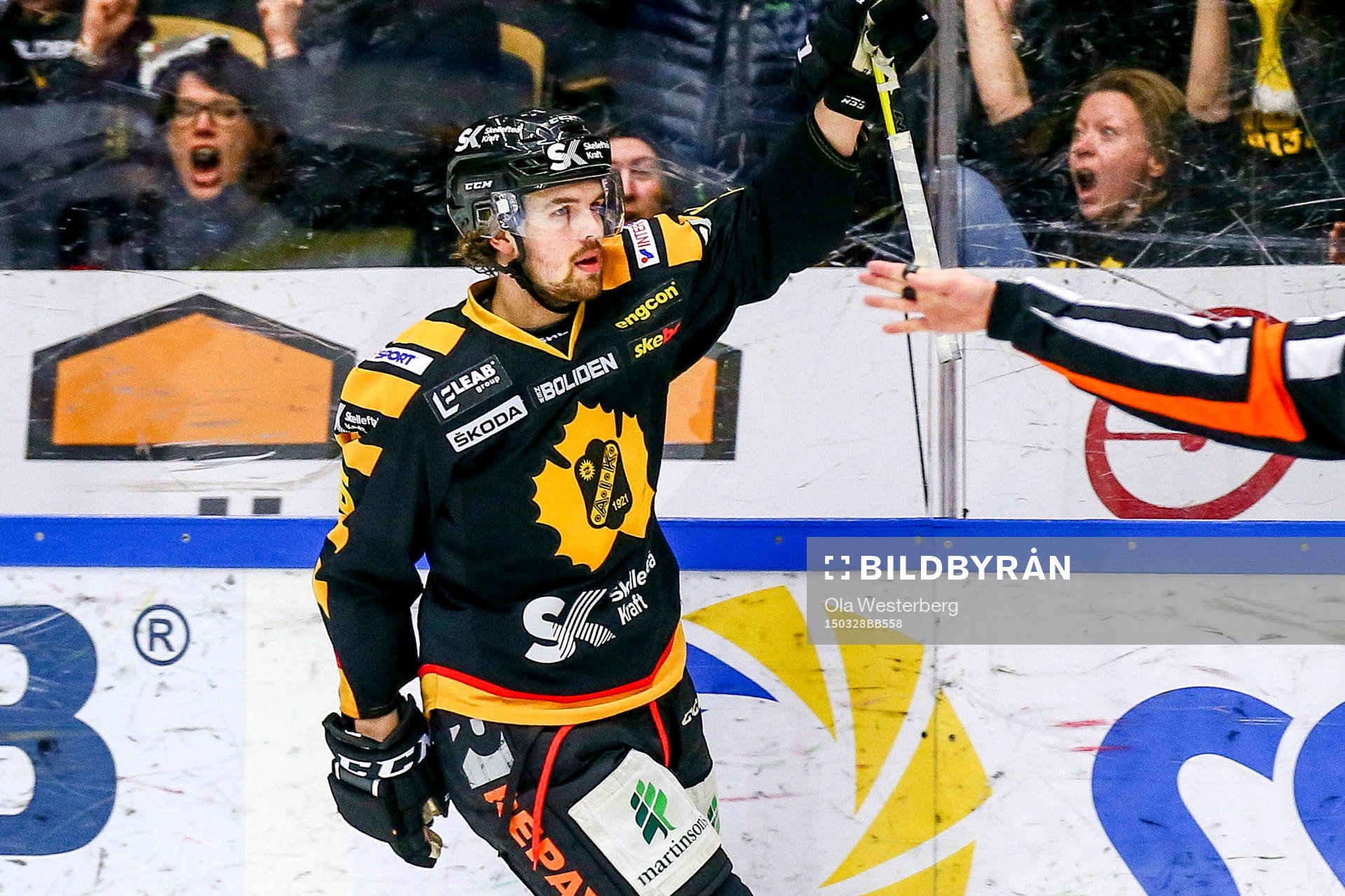 Skellefteås Axel Holmström  jublar