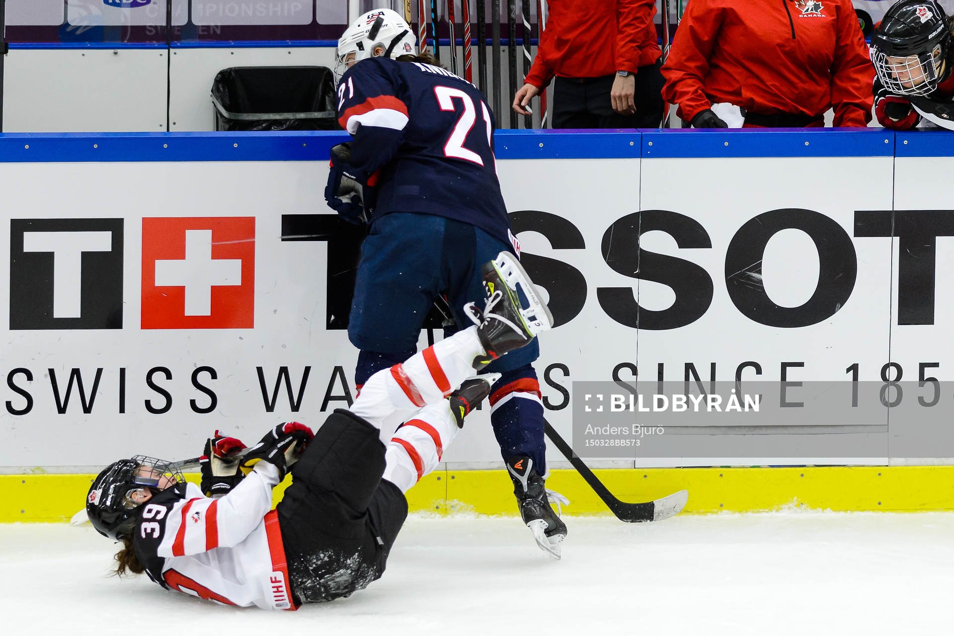 Kanadas Emily Clark tacklas av USAs Hilary Knight