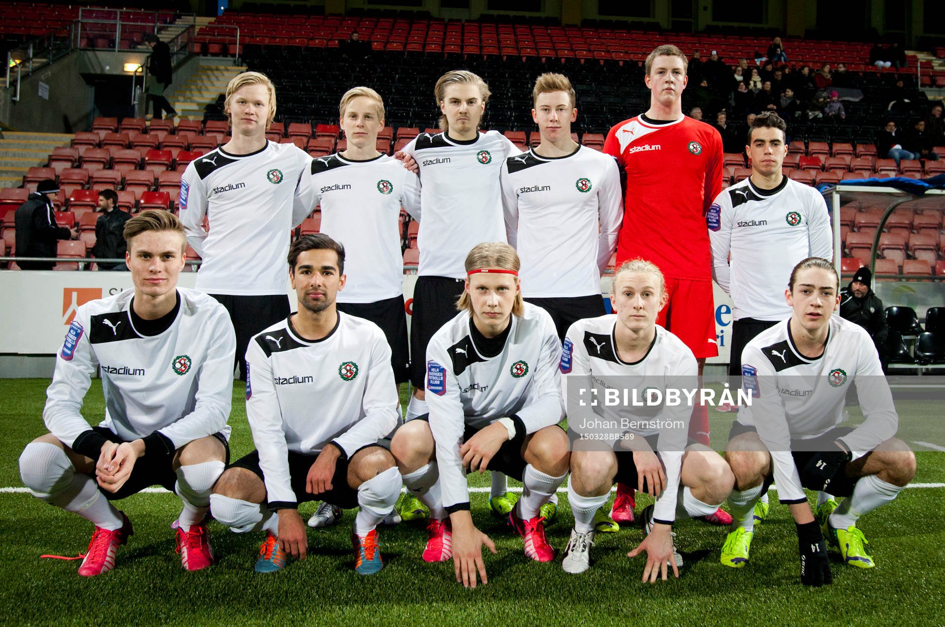 Lagbild på Örebro U19 fr.v. stående, William Gunnarsson,