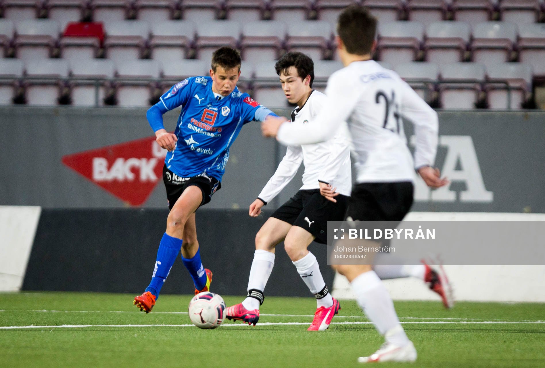 Örebro U17 (vitt) mot Halmstad U17 (blått)