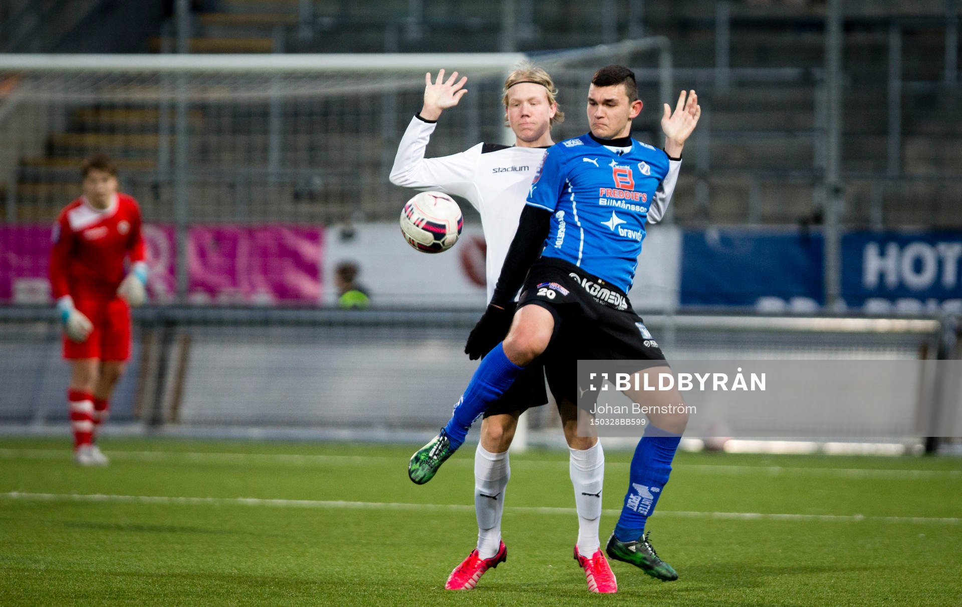 Örebro U17 (vitt) mot Halmstad U17 (blått)