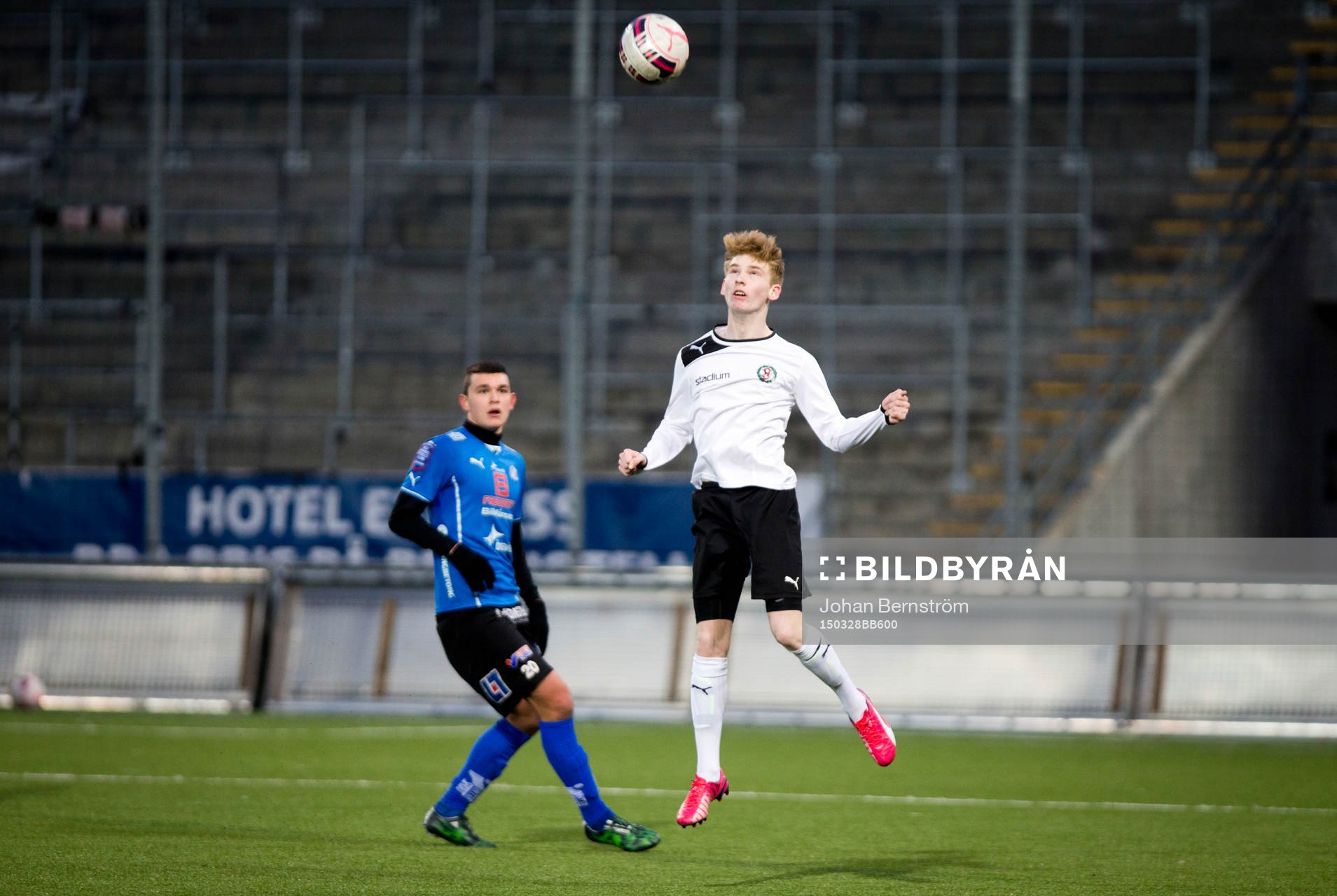 Örebro U17 (vitt) mot Halmstad U17 (blått)
