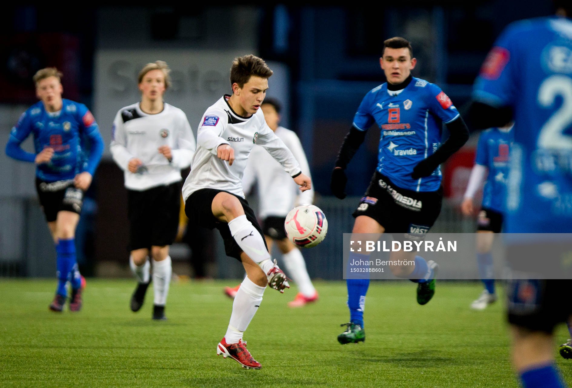 Oscar Sandberg, Örebro U17 (vitt) mot Halmstad U17 (blått)