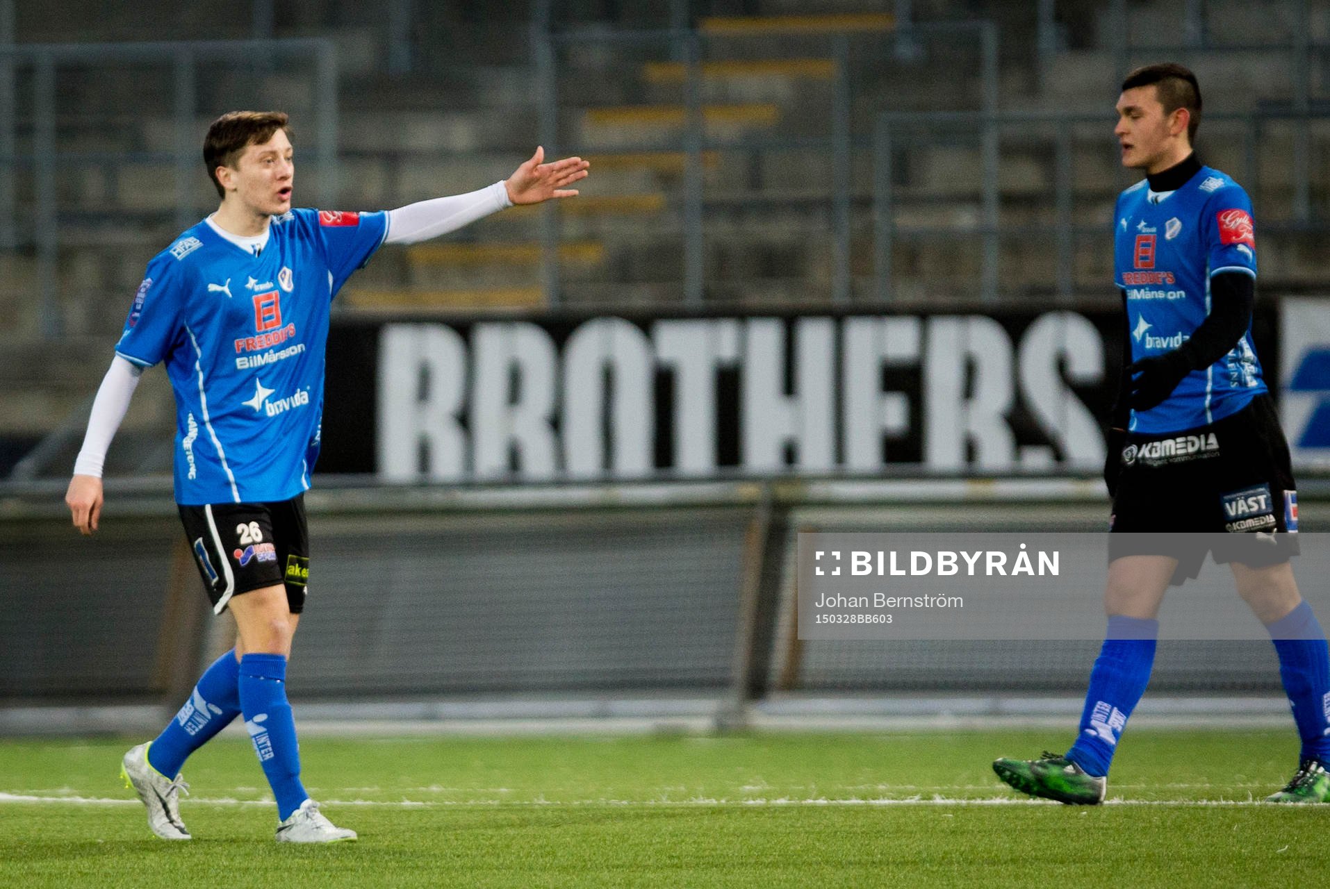 Örebro U17 (vitt) mot Halmstad U17 (blått)