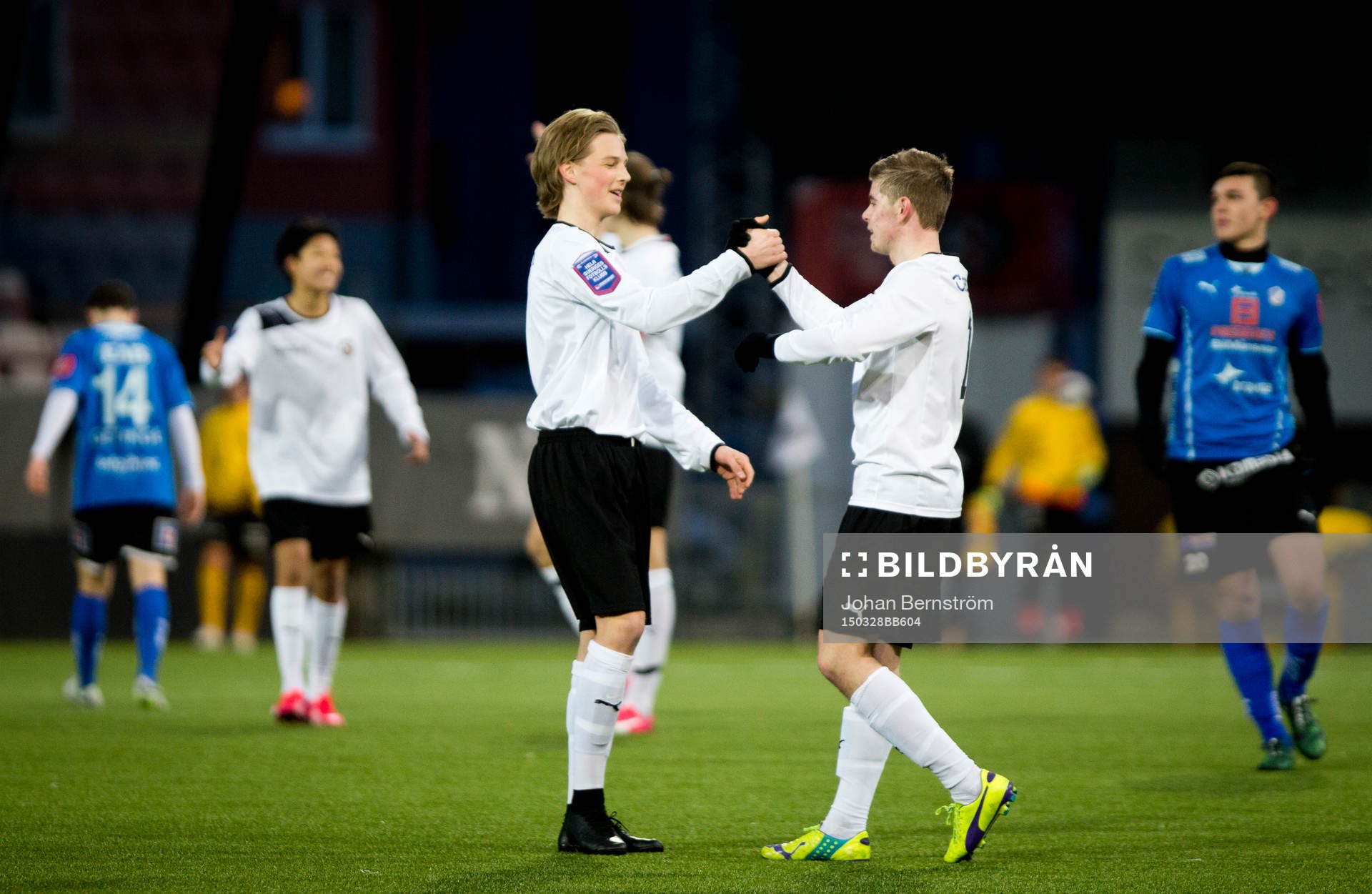Örebro U17 (vitt) mot Halmstad U17 (blått)