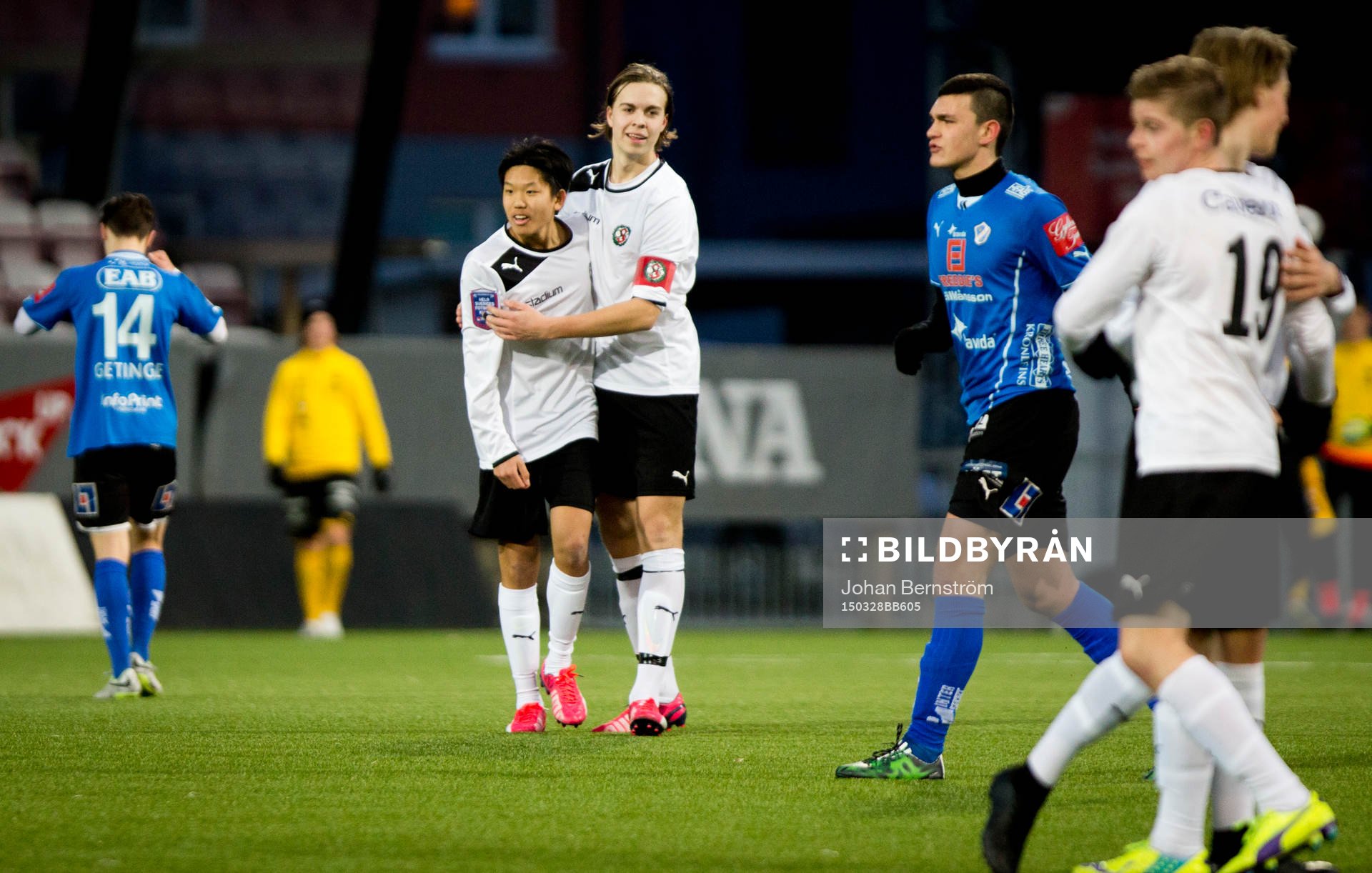 Martin Trinh, Alex Hanhe , Örebro U17 (vitt) mot Halmstad U17 (blått) under ligacupens semifinaler i fotboll den 28 mars 2015 i Örebro.

