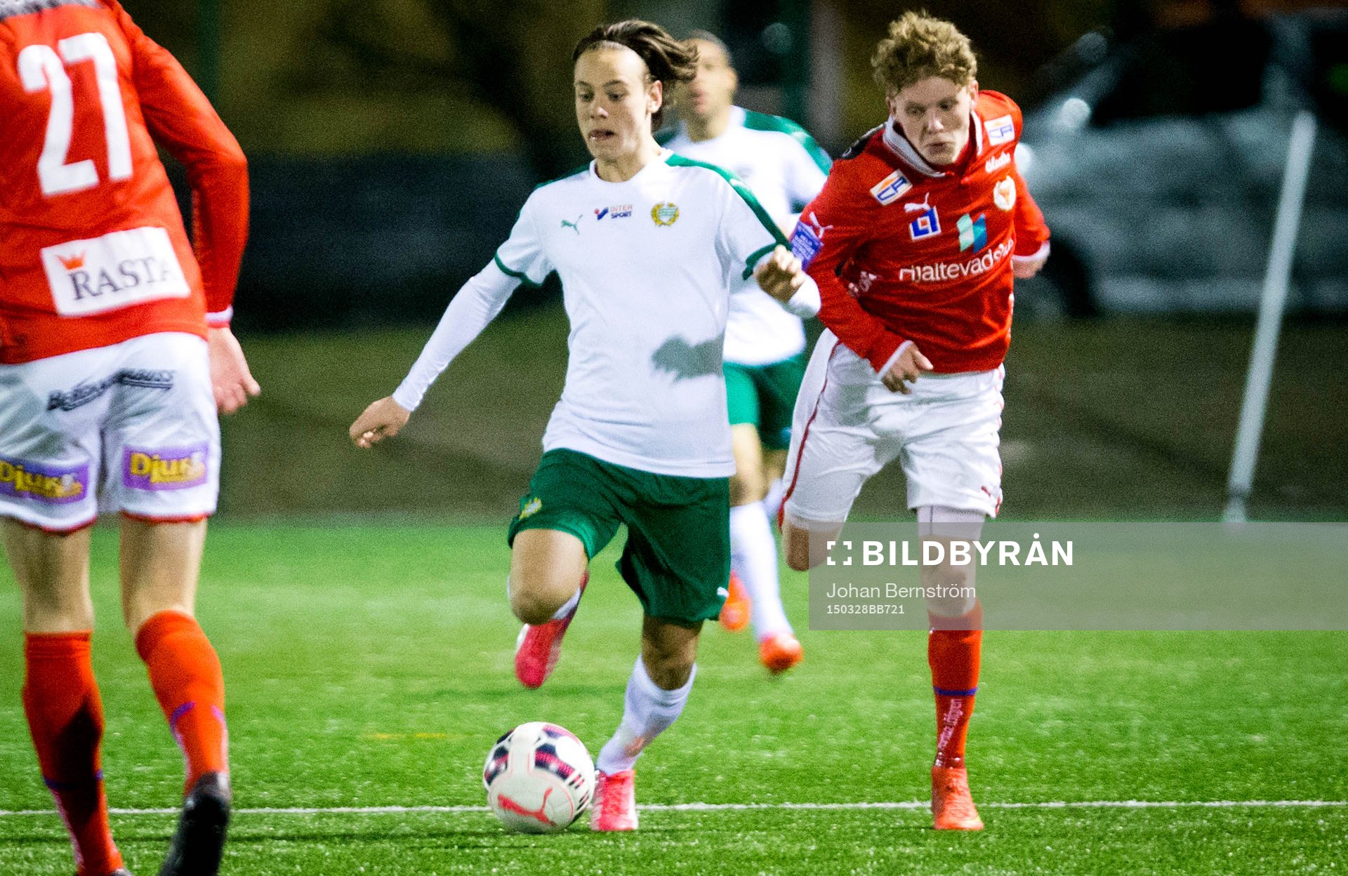Hammarby U19 (vitt) mot Kalmar U19 (rött) under ligacupens semifinal i fotboll den 28 mars 2015 i Örebro.