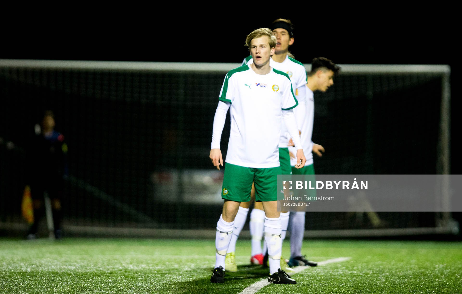 Hammarby U19 (vitt) mot Kalmar U19 (rött) under ligacupens semifinal i fotboll den 28 mars 2015 i Örebro.