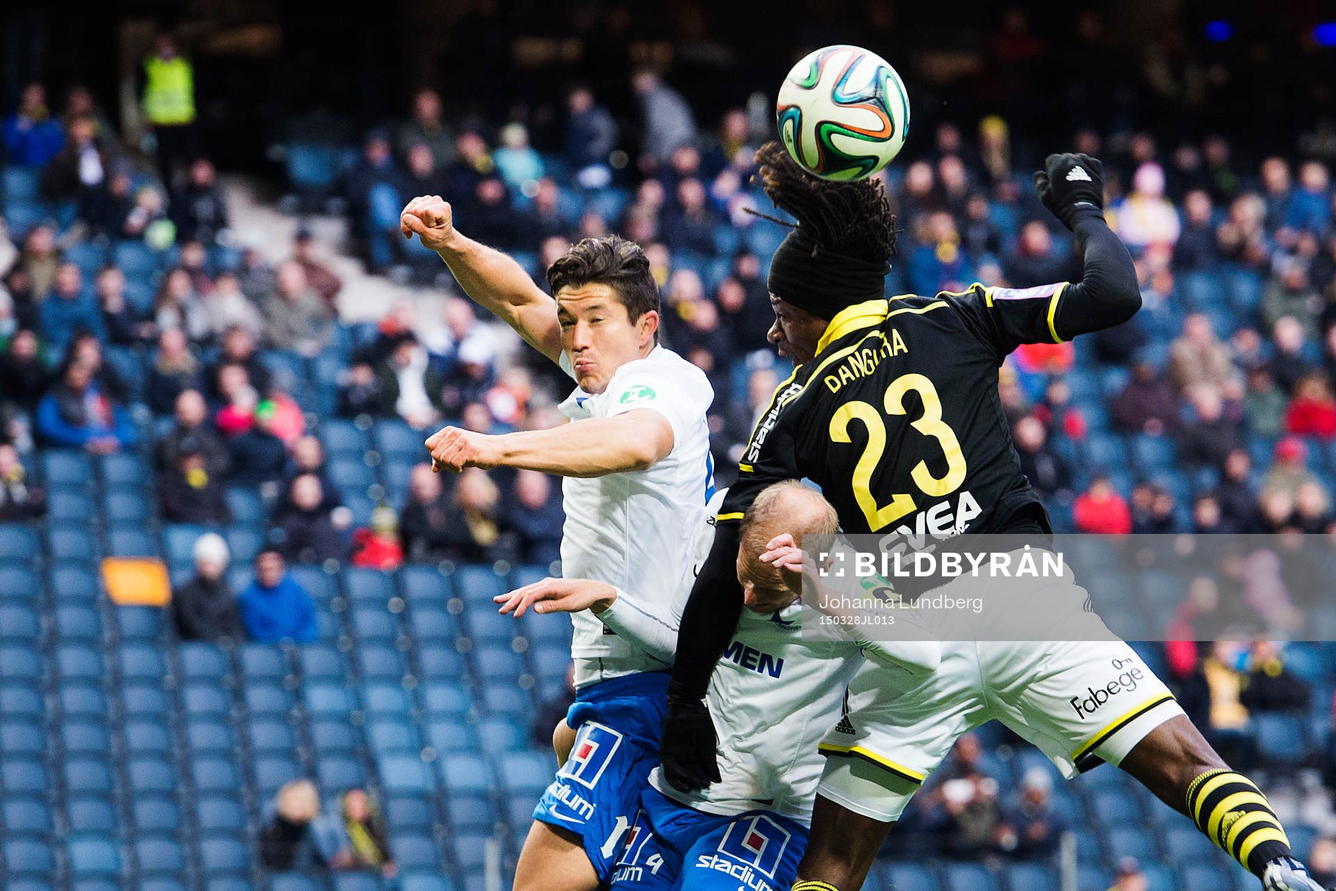 Norrköpings David Boo Wiklander och Andreas Johansson i en duell med AIK:s Mohamed Bangura under en träningsmatch i fotboll mellan AIK och Norrköping den 28 mars 2015 i Stockholm.