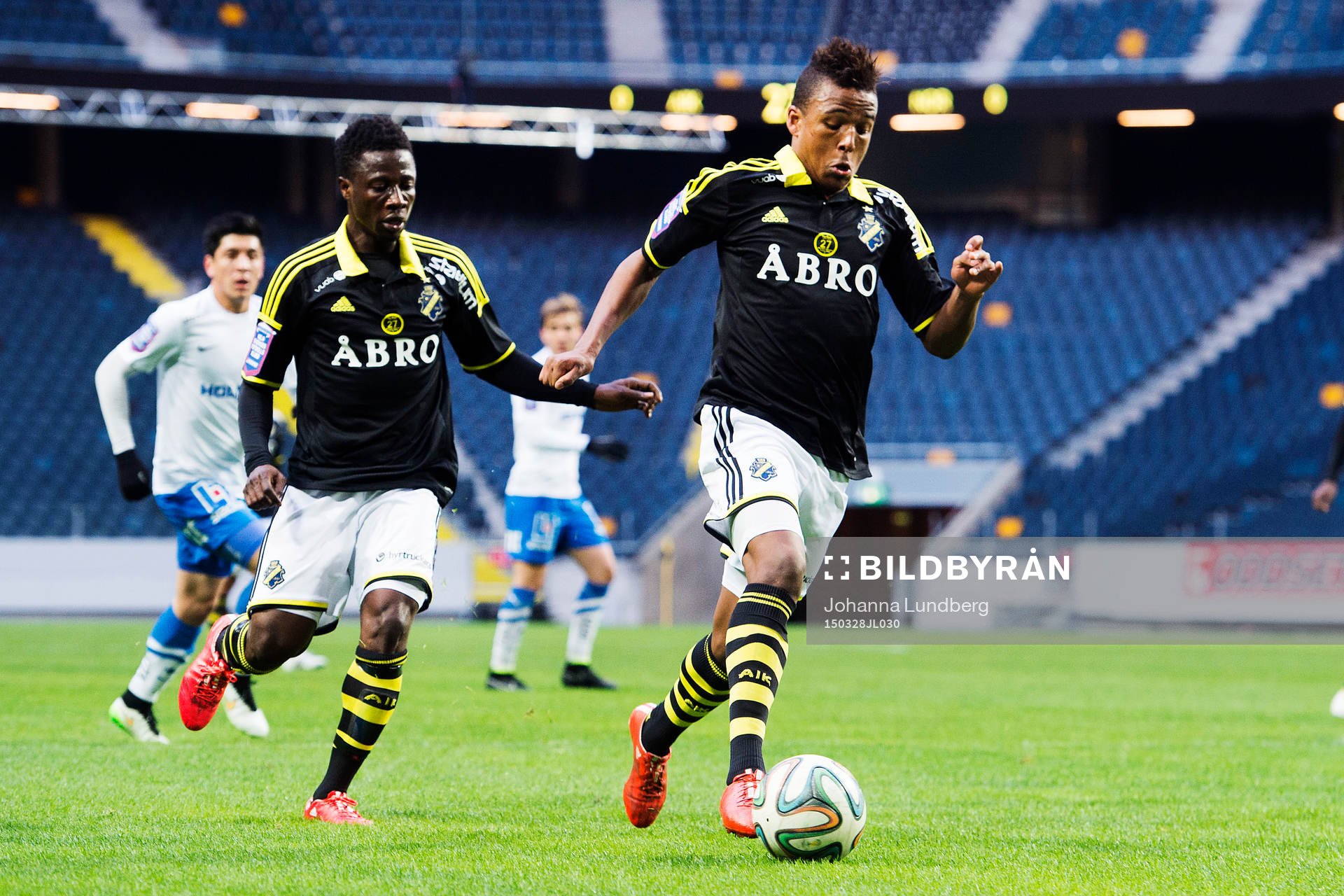 AIK:s Ebenezer Ofori och Niclas Eliasson under en träningsmatch i fotboll mellan AIK och Norrköping den 28 mars 2015 i Stockholm. 