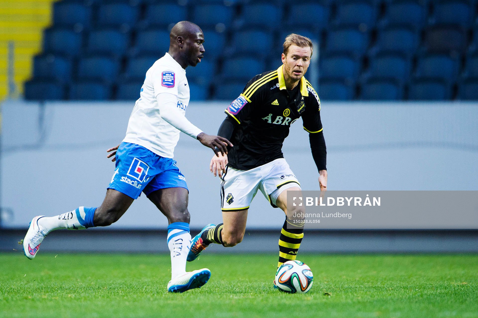 Norrköpings Alhaji Kamara och AIK:s Per Karlsson under en träningsmatch i fotboll mellan AIK och Norrköping den 28 mars 2015 i Stockholm.