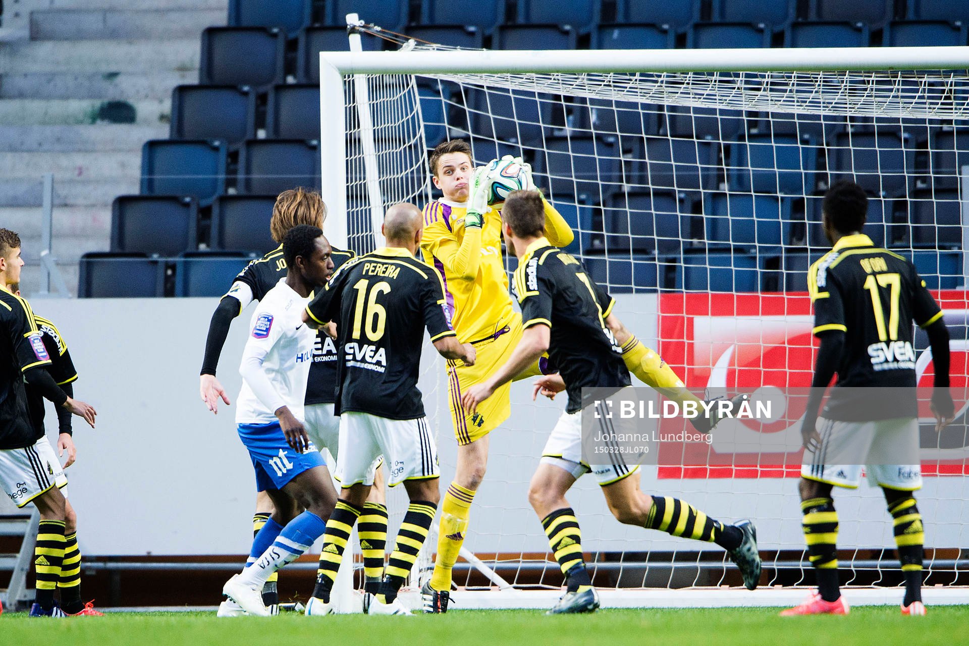 AIK:s målvakt Oscar Linnér med en räddning under en träningsmatch i fotboll mellan AIK och Norrköping den 28 mars 2015 i Stockholm. 