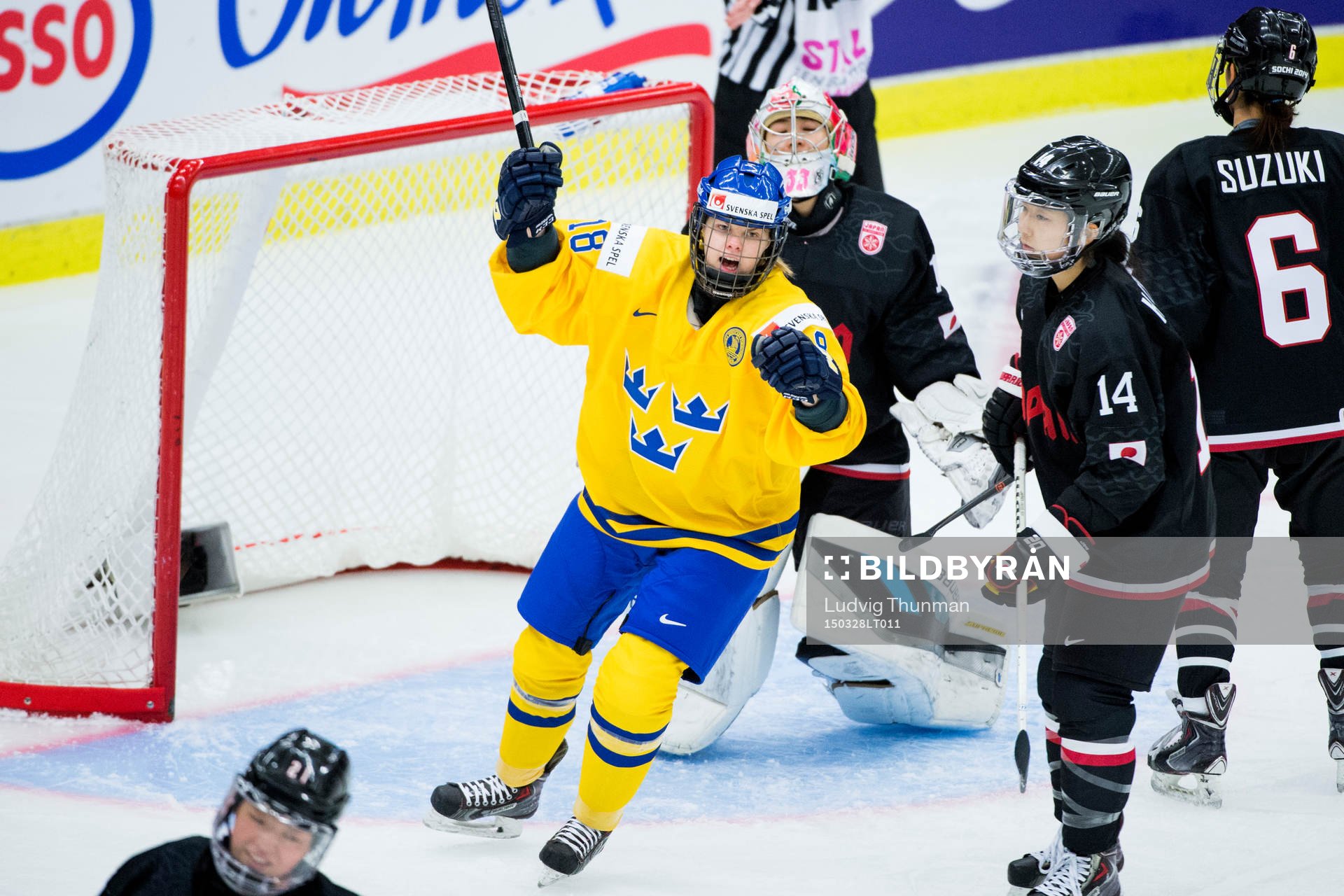 Sveriges Anna Borqvist firar att Erika Grahm (ej i bild)