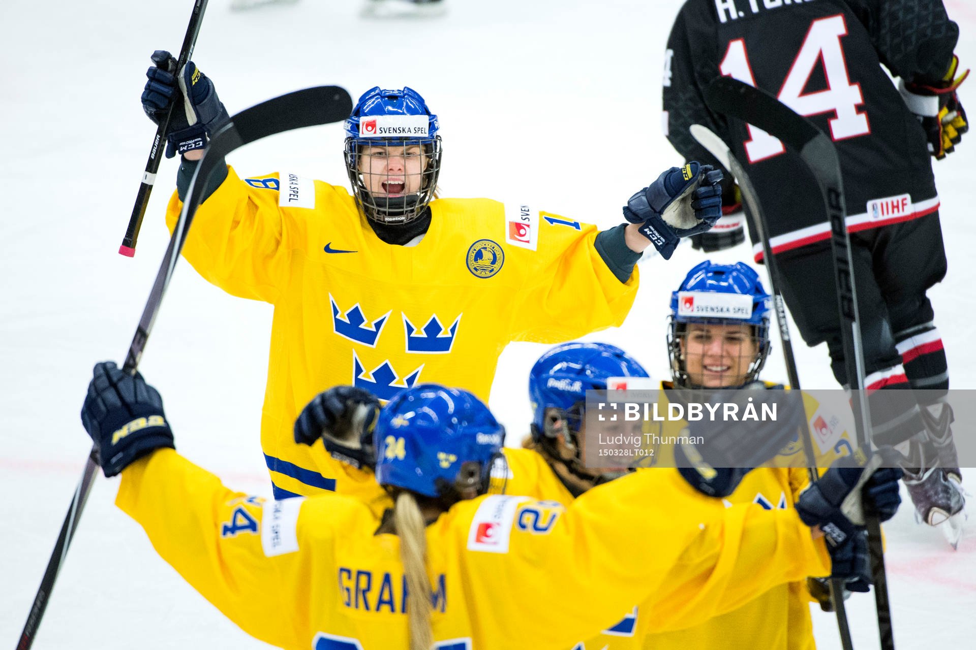 Sveriges spelare firar Erika Grahm gjort 1-0