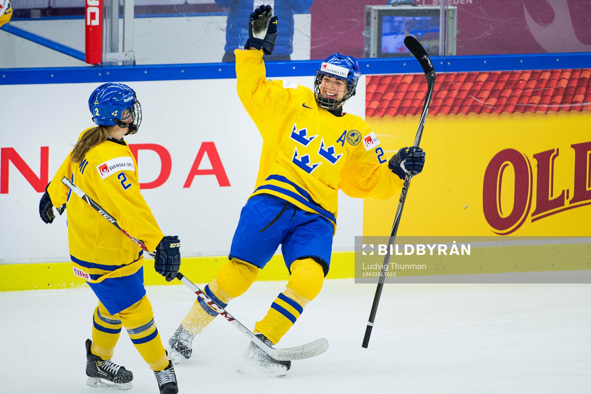 Sveriges Erika Grahm firar med Emmy Alasalmi hon gjort 2-1