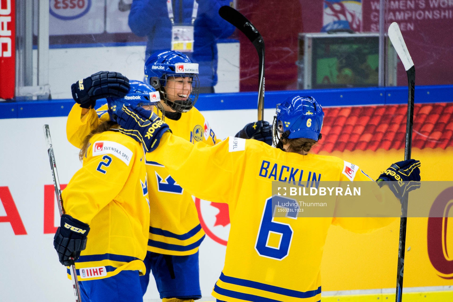 Sveriges Erika Grahm firas av Emmy Alasalmi och Lina