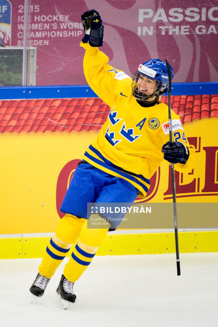 Sveriges Erika Grahm firar hon gjort 2-1