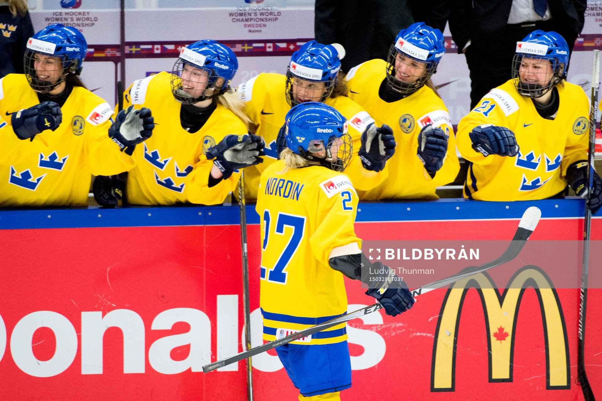 Sveriges Emma Nordin firar 3-3 med bänken