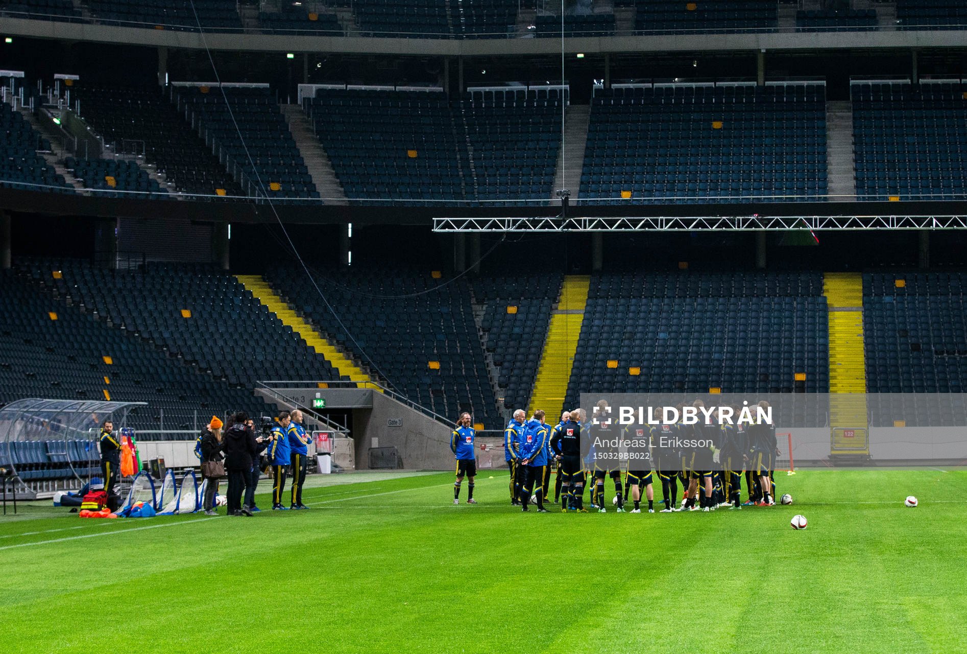 Spelarena samlas