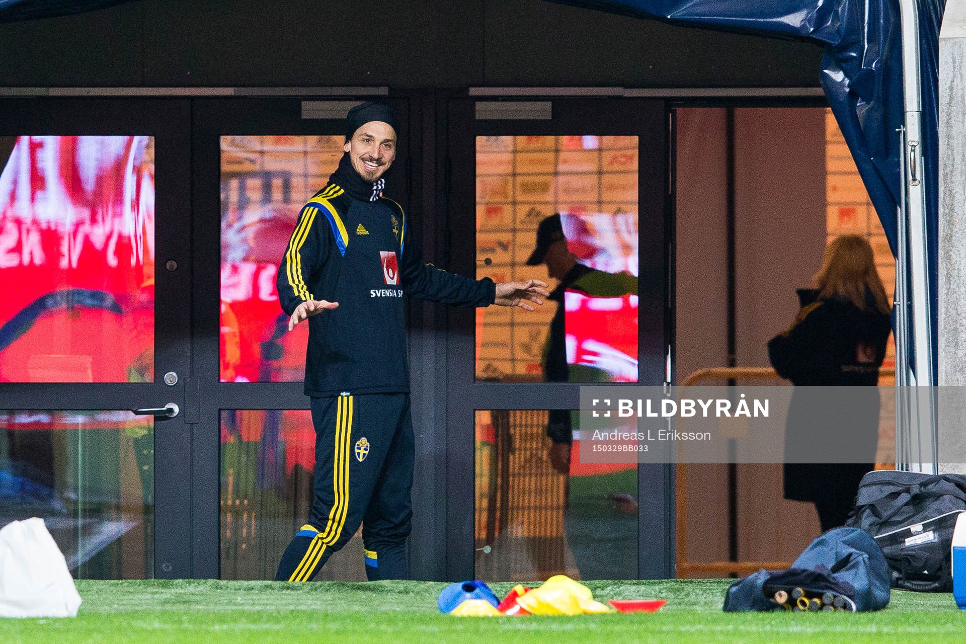 Sveriges Zlatan Ibrahimovic lämnar träningen med svenska