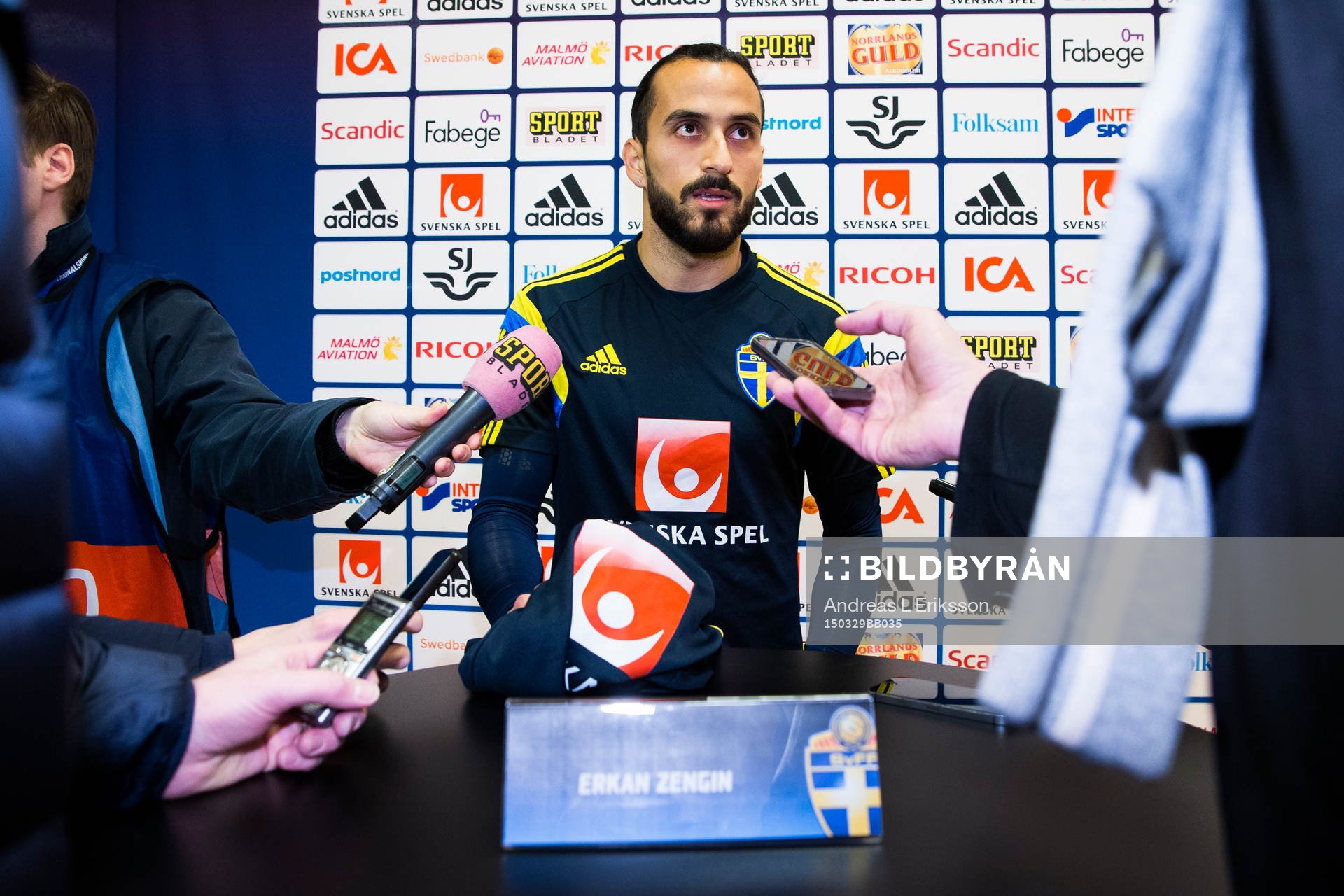 Erkan Zengin deltar i en pressträff