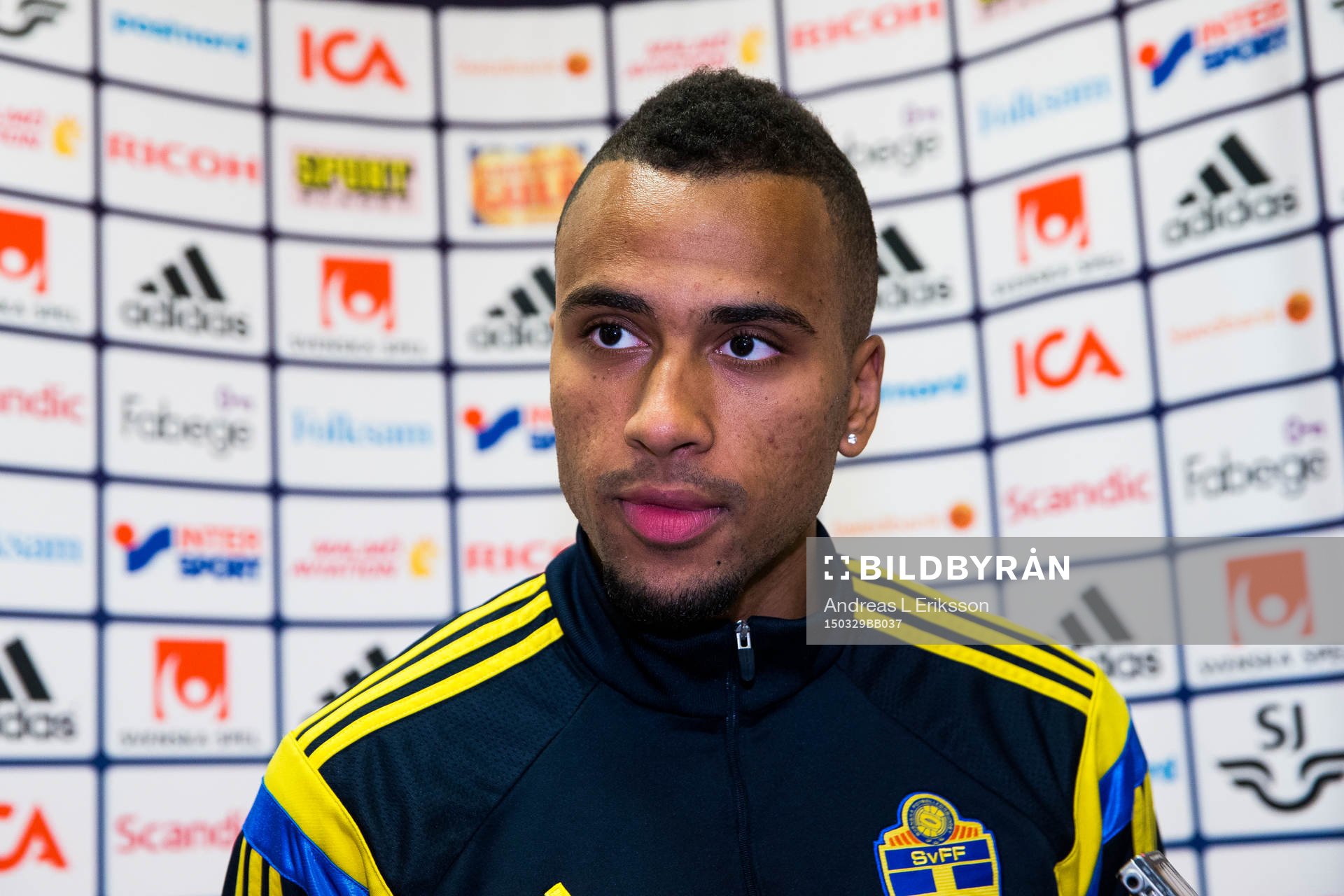 Isaac Kiese Thelin deltar i en pressträff
