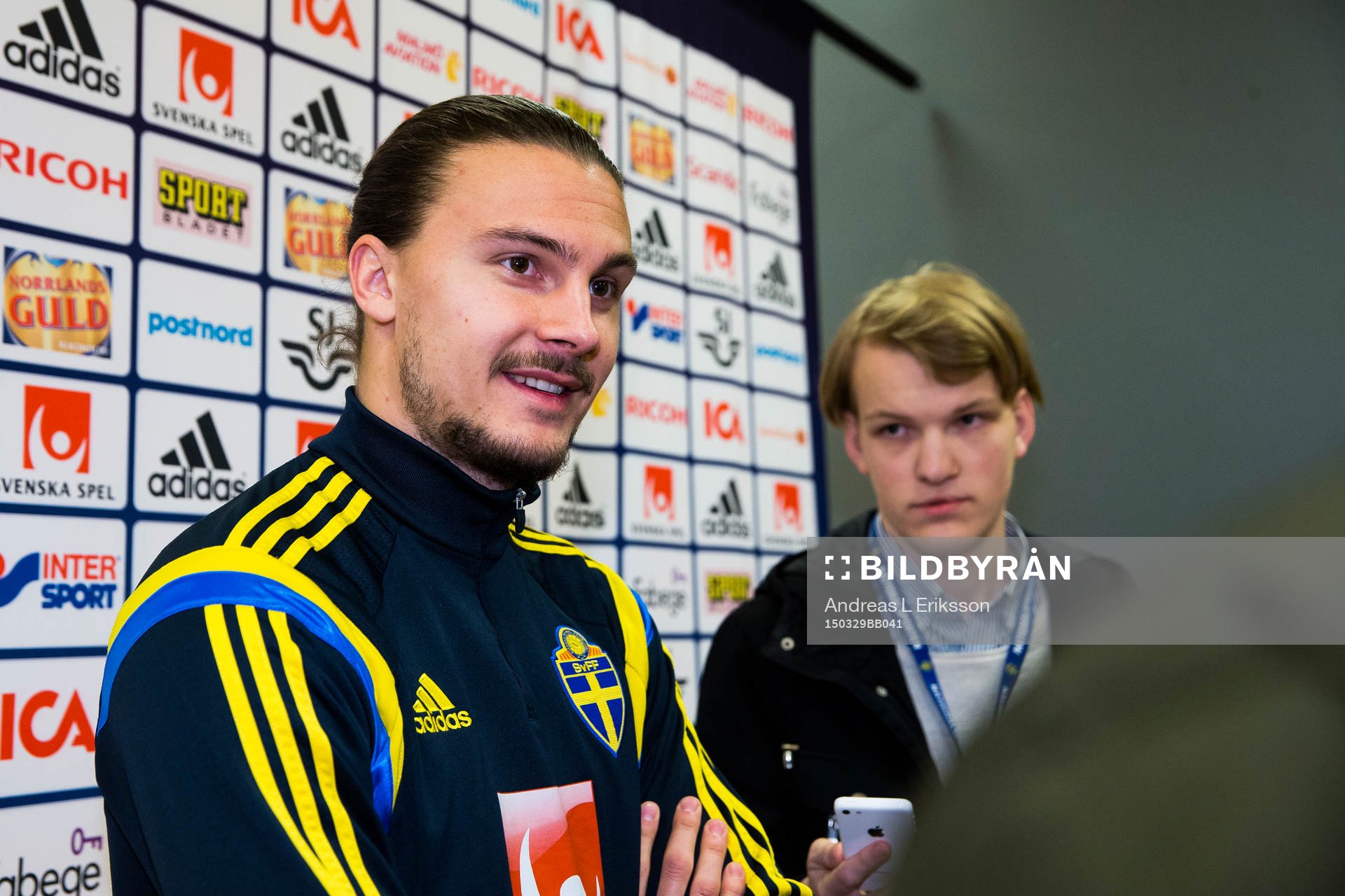 Erik Johansson deltar i en pressträff