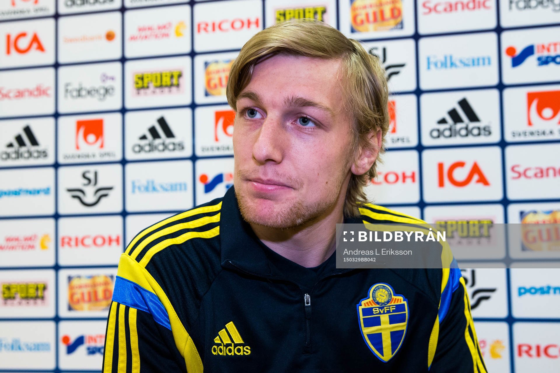 Emil Forsberg deltar i en pressträff