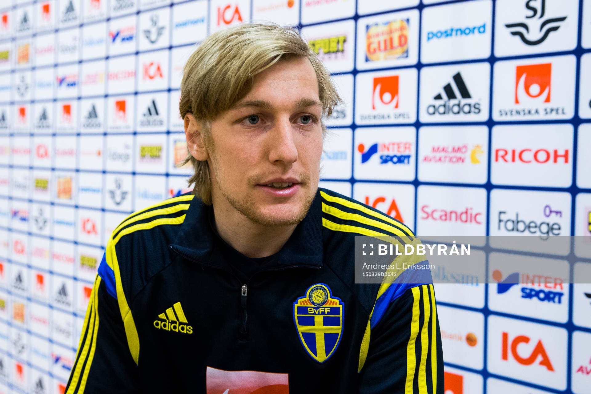 Emil Forsberg deltar i en pressträff
