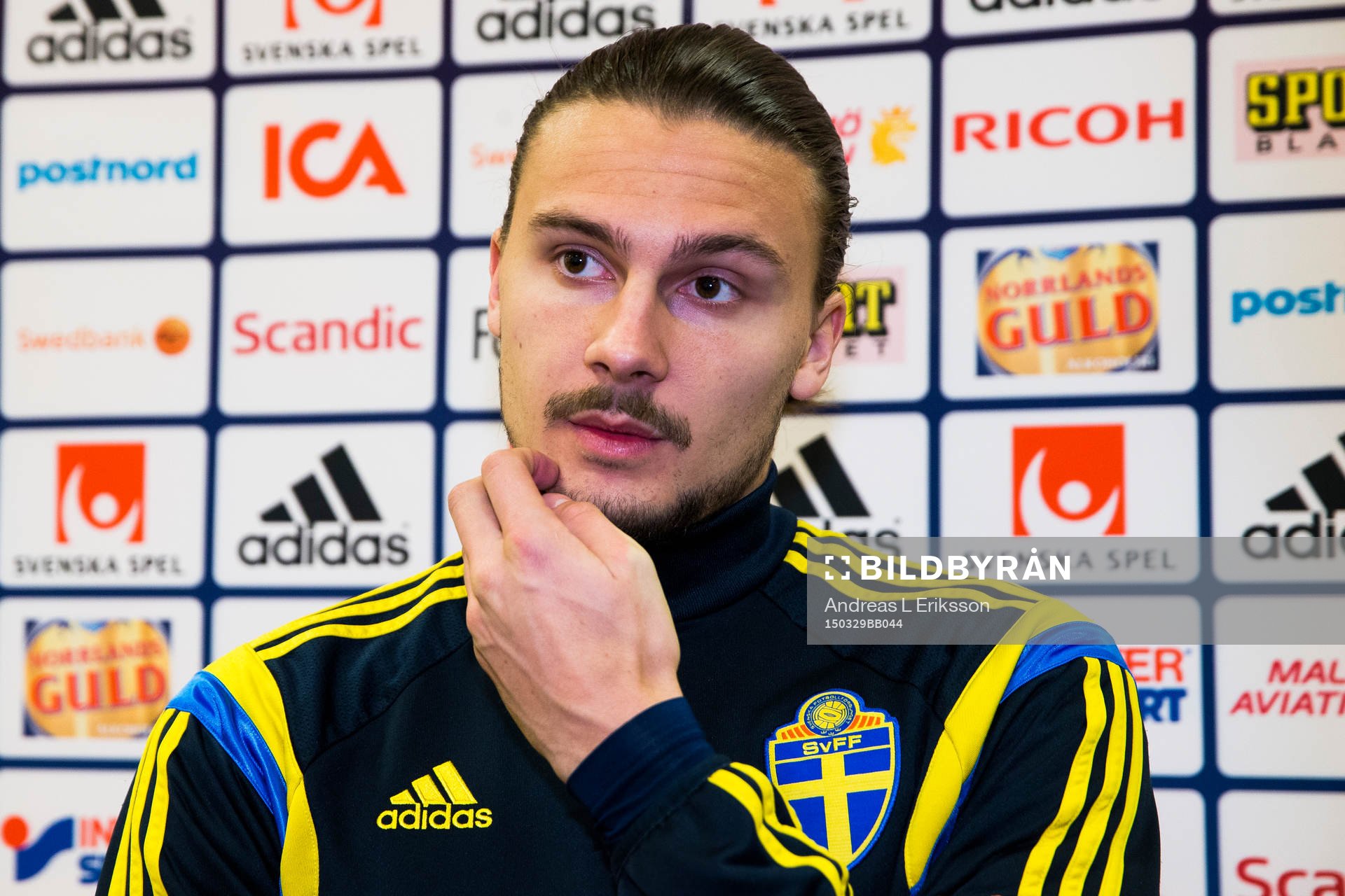 Erik Johansson deltar i en pressträff
