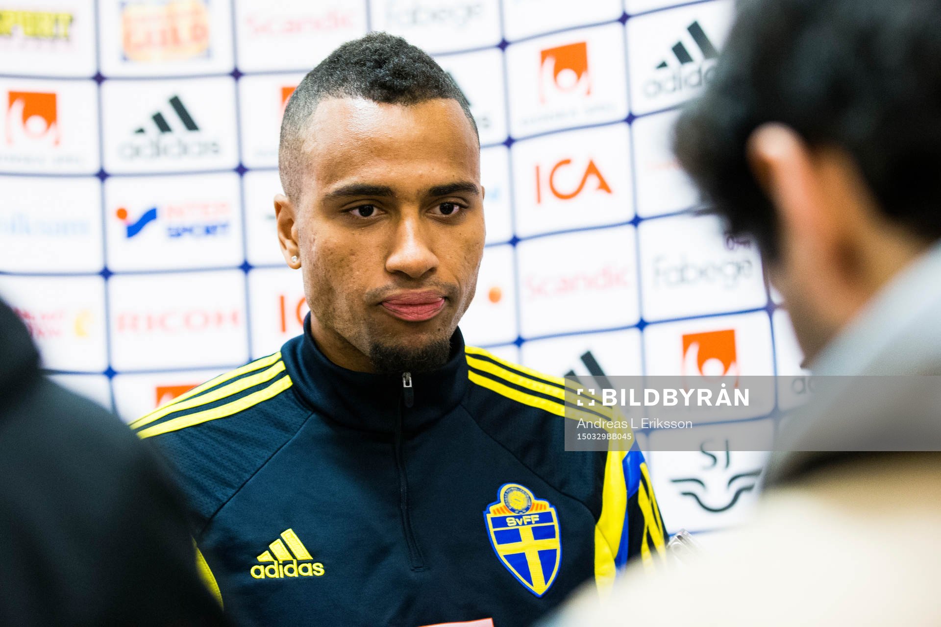 Isaac Kiese Thelin deltar i en pressträff