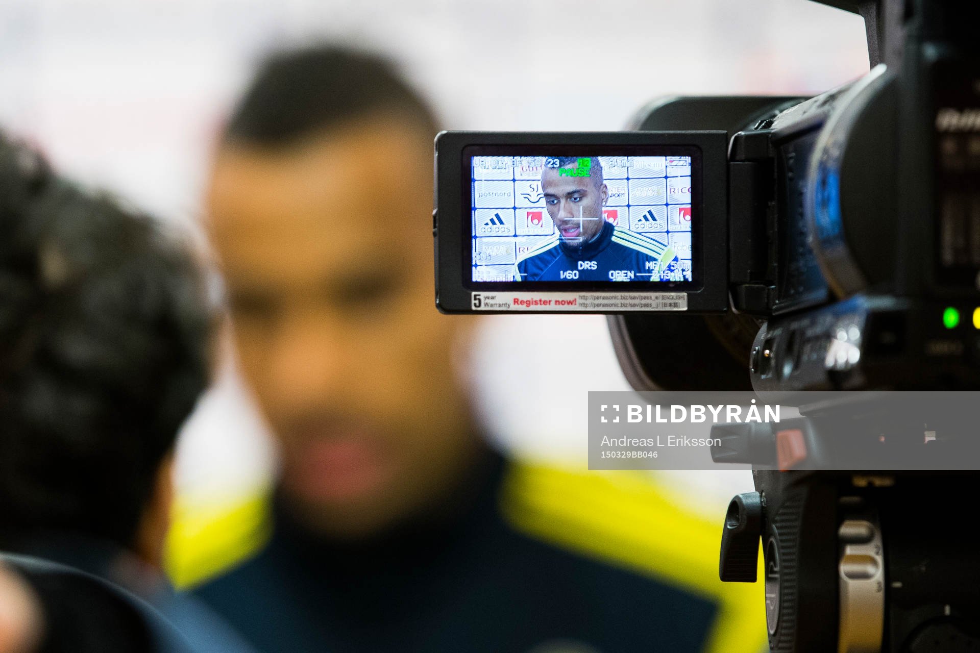 Isaac Kiese Thelin deltar i en pressträff