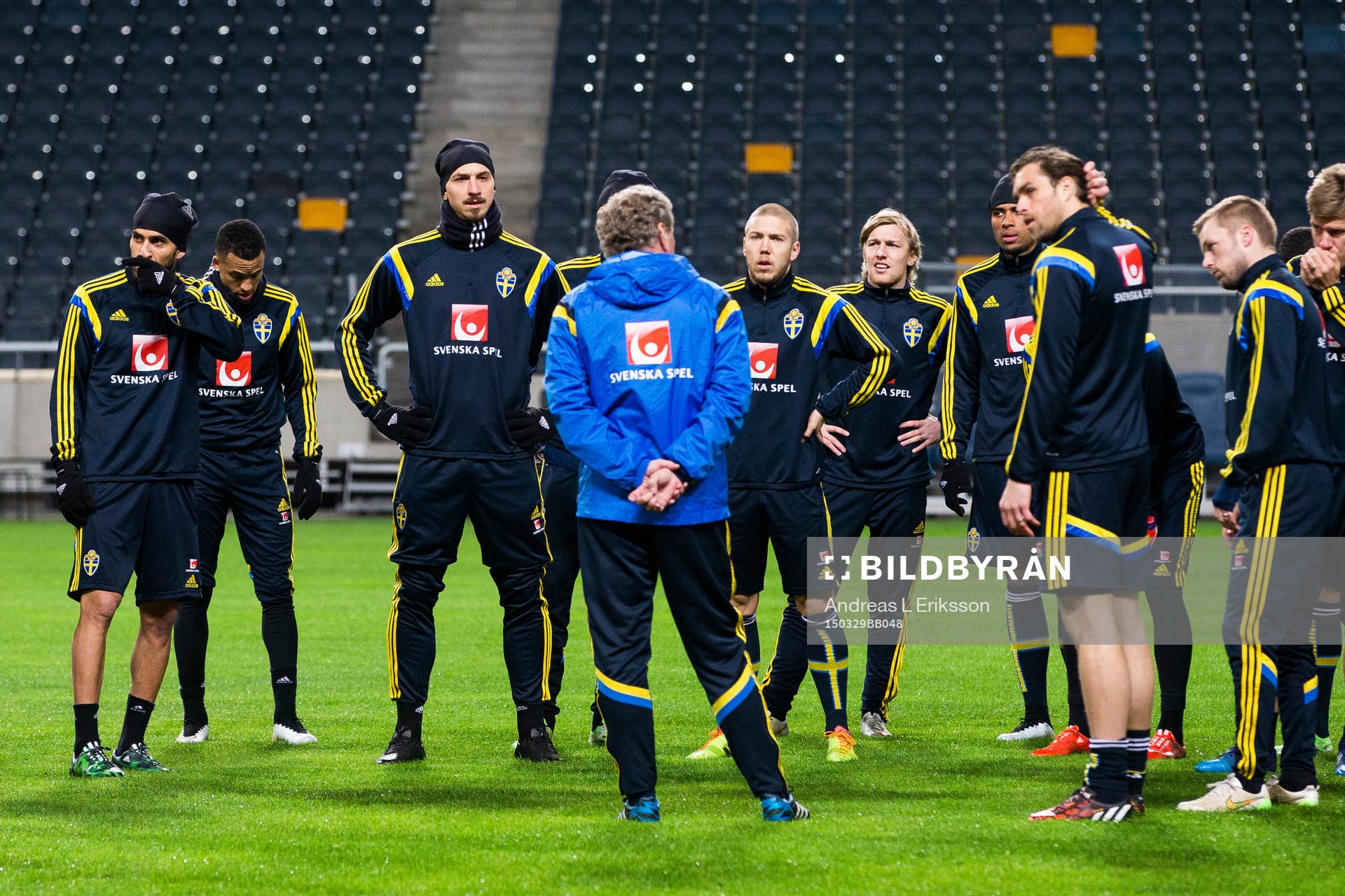 Sveriges förbundskapten Erik Hamrén instruerar spelaren