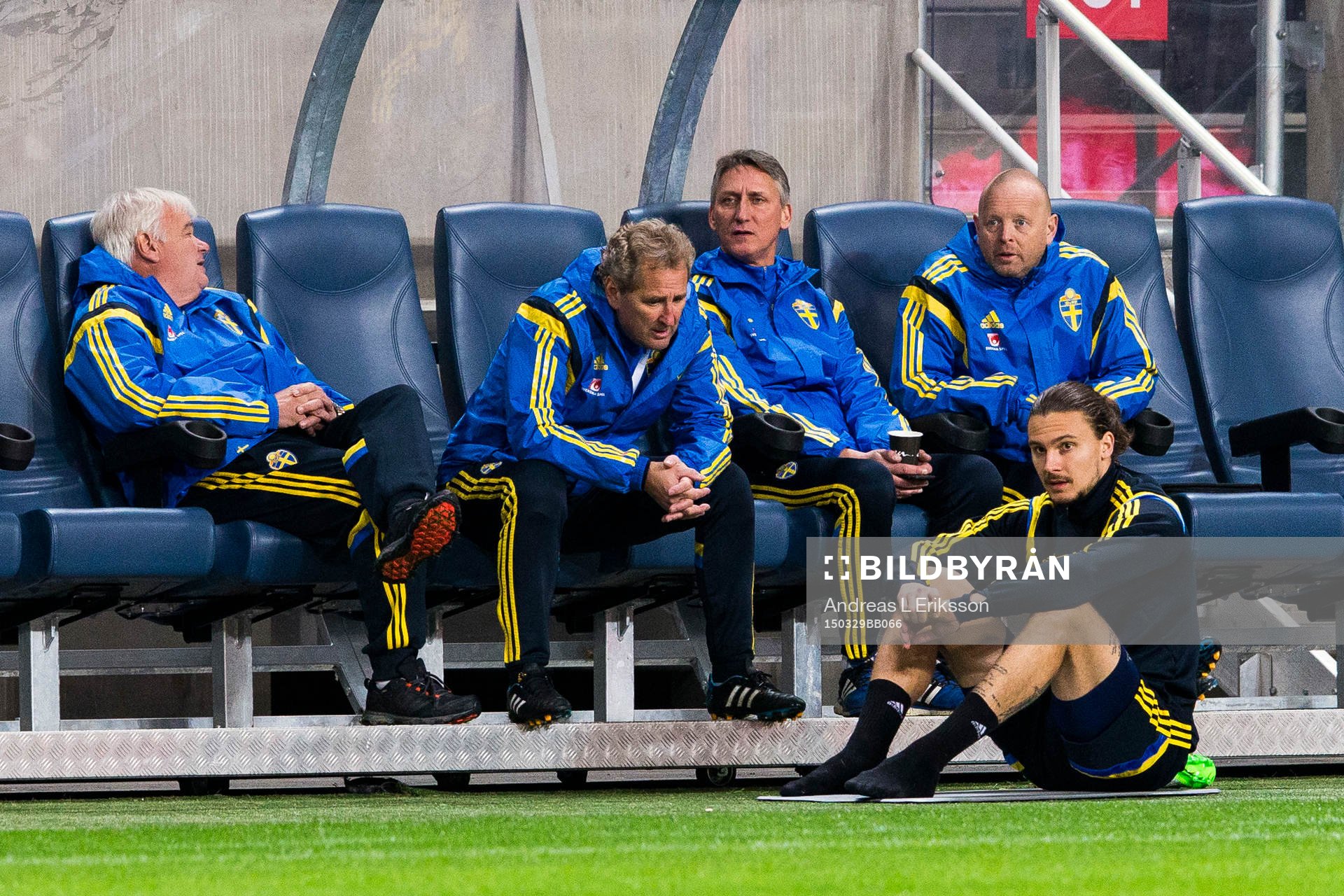Sveriges förbundskapten Erik Hamrén talar med Erik
