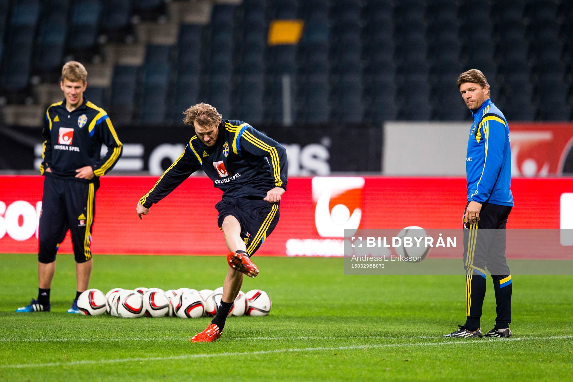 Sveriges Pontus Wernbloom och Sveriges players manager
