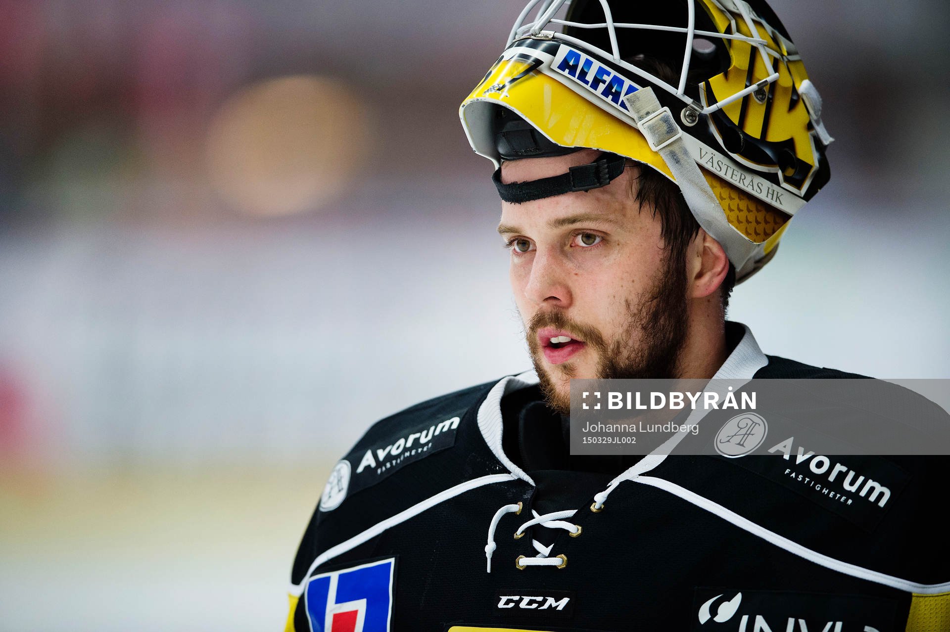 Västerås målvakt Jonatan Bjurö värmer upp