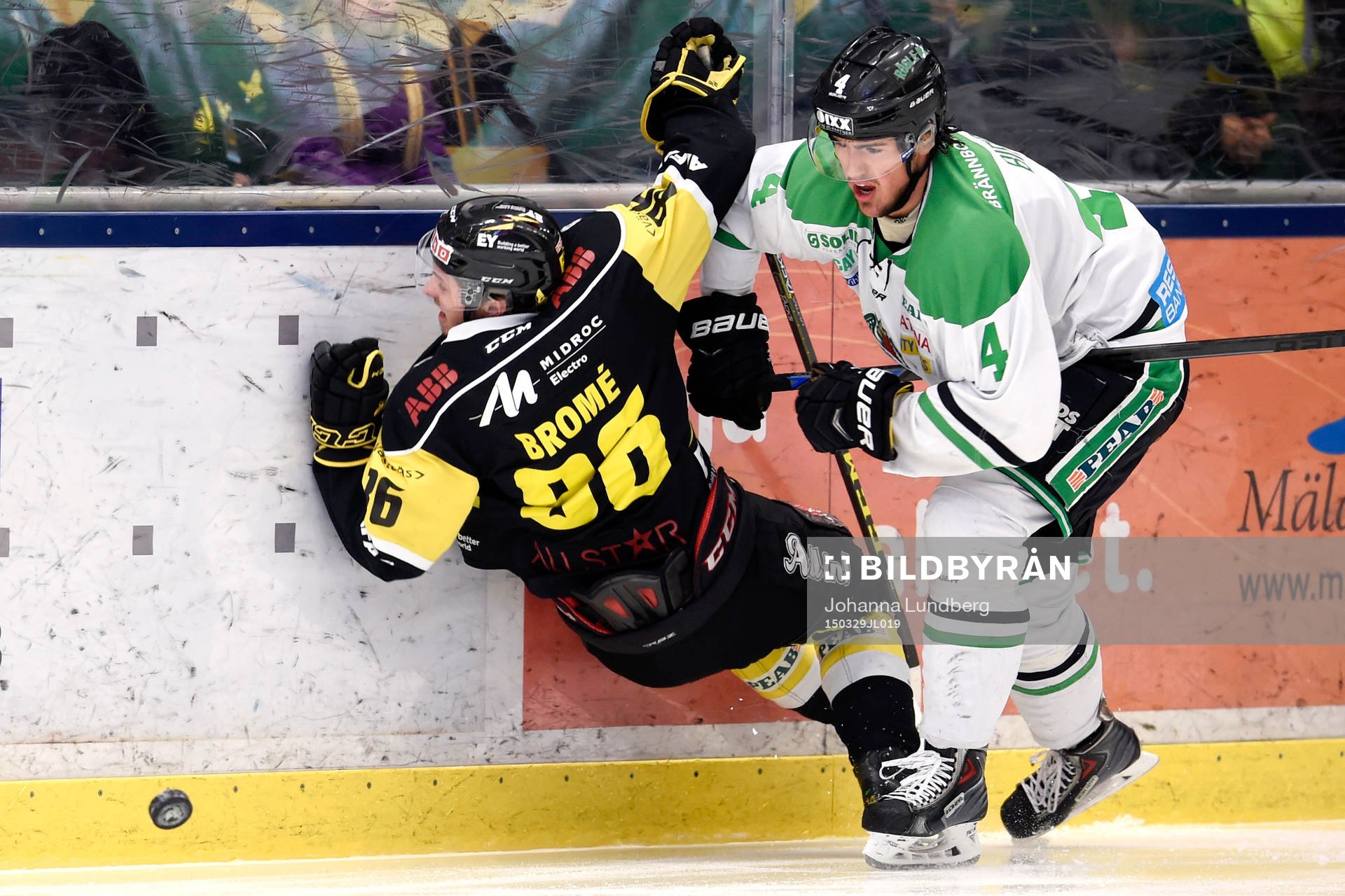 Västerås Mathias Bromé tacklas av Rögles Alen Bibic