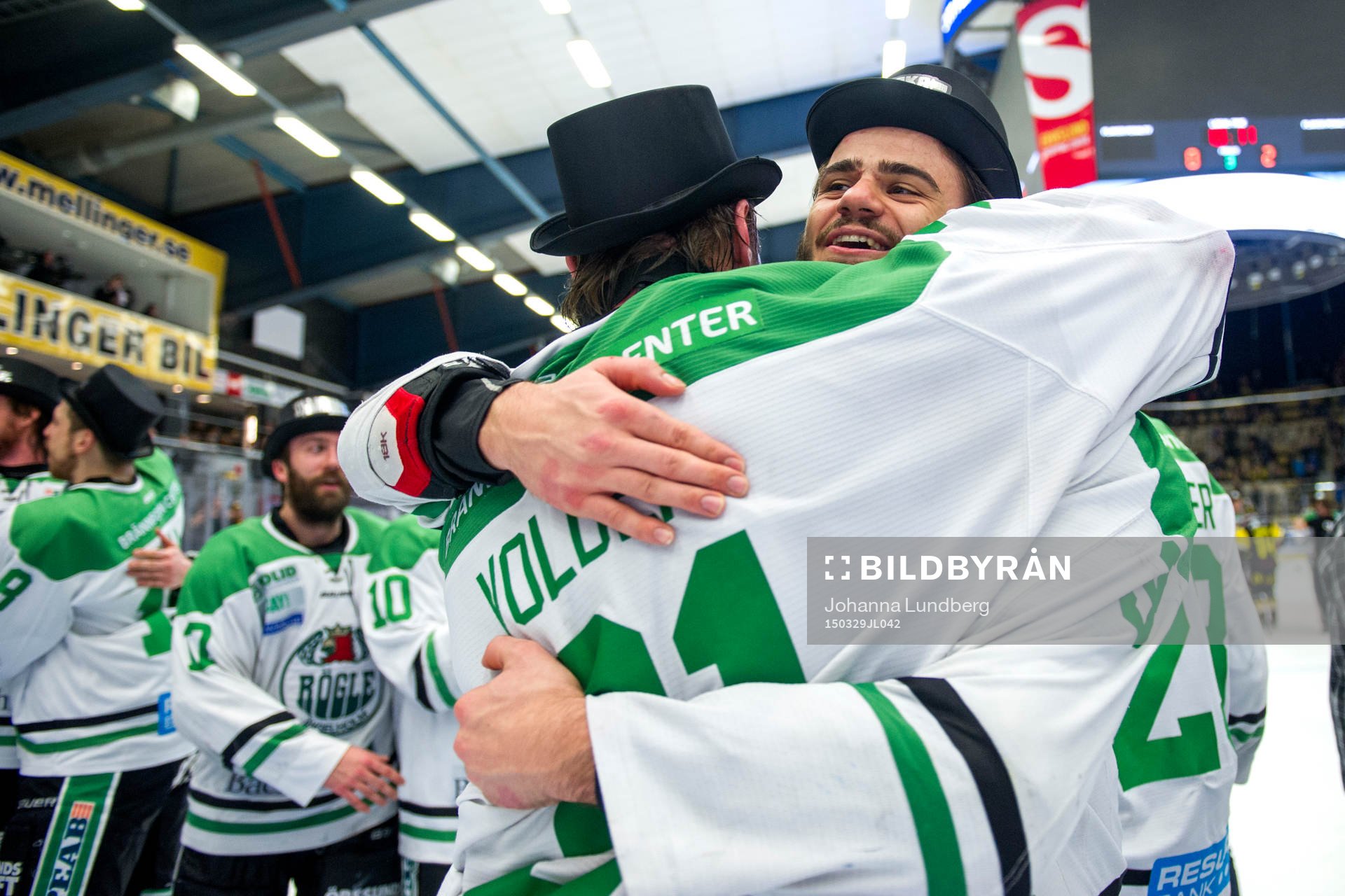 Rögles målvakt Lars Volden och Almen Bibic jublar