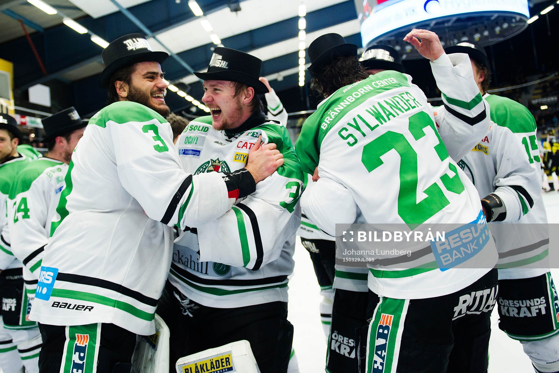 Rögles Almen Bibic och målvakt Lars Volden jublar