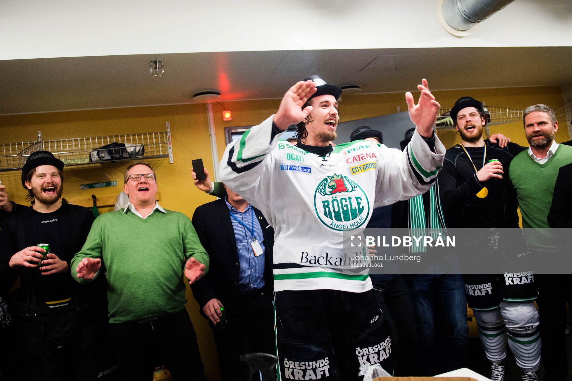 Rögles Daniel Sylwander  jublar med tränare Magnus Bogren