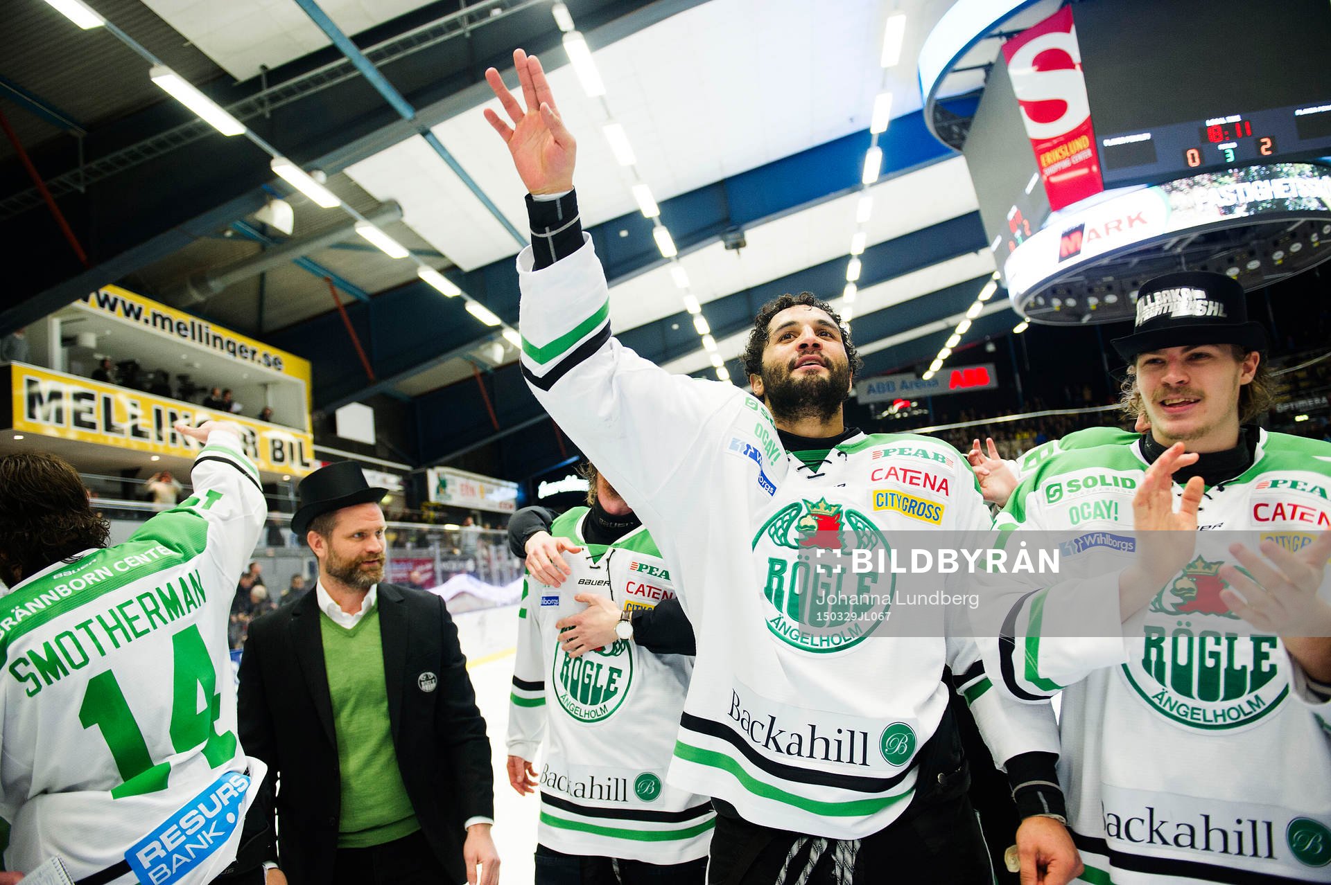 Rögles Andre Deveaux och Emil Molin jublar