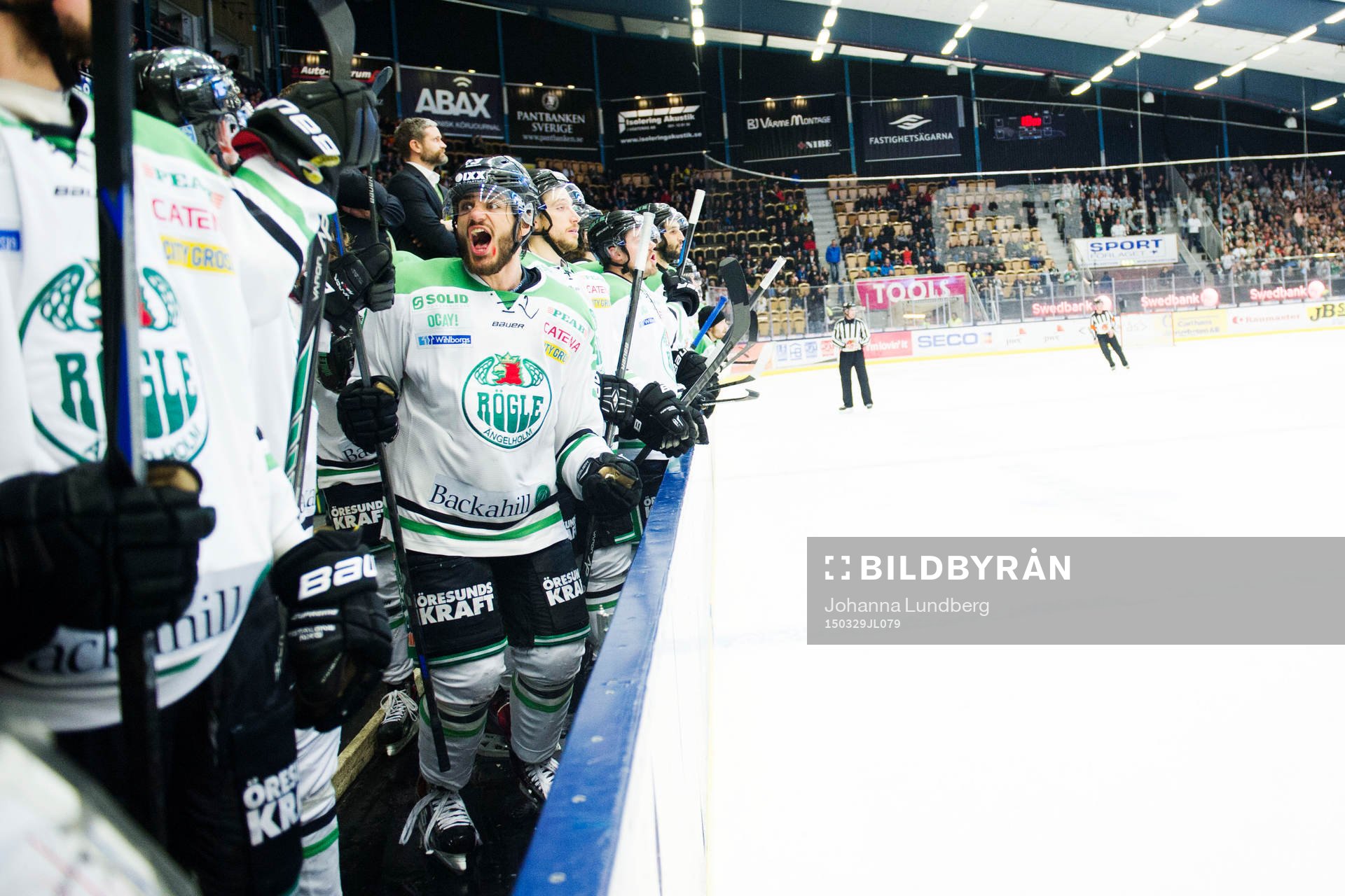 Rögles spelare med Almen Bibic i mitten jublar